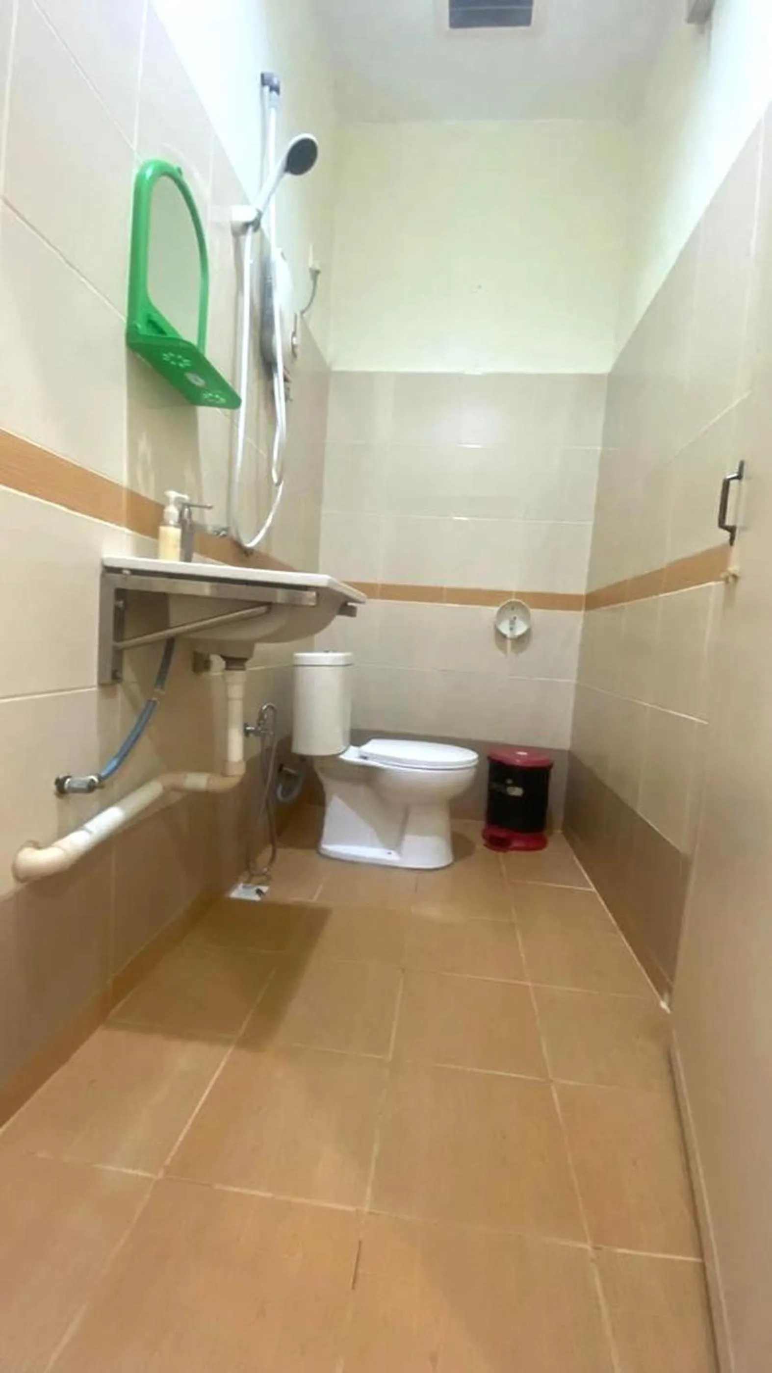 Bathroom in Capital O 91246 Tokman Inn