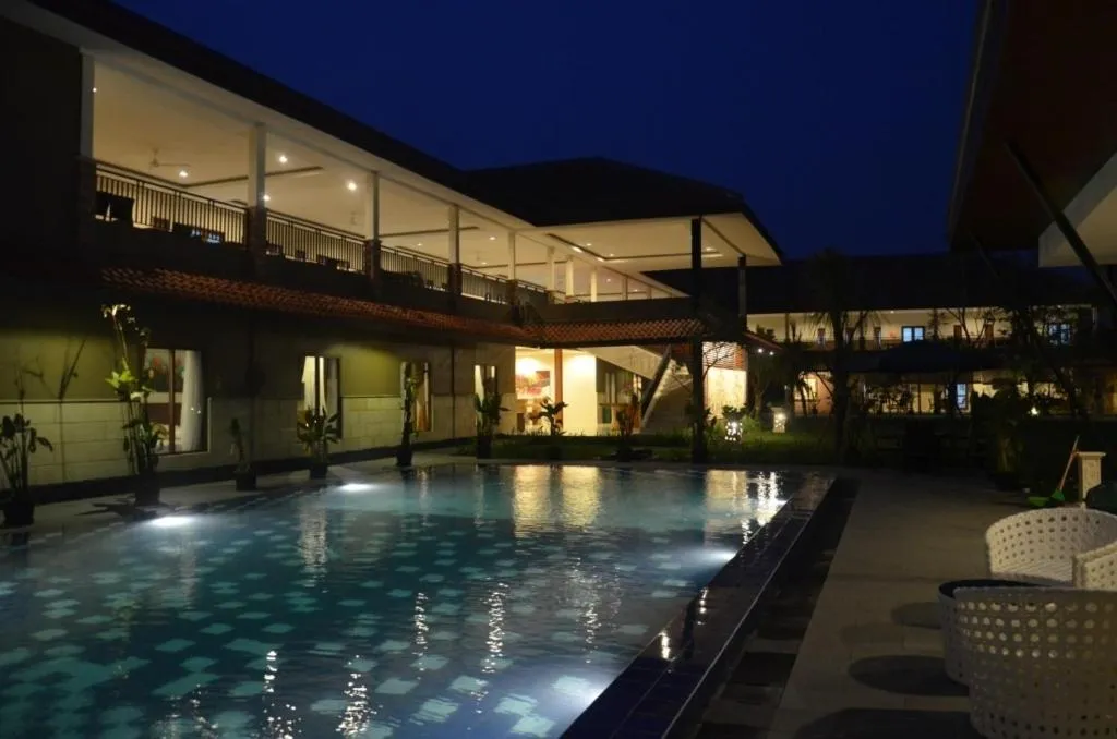 Swimming pool in Bumi Gumati Resort & Convention