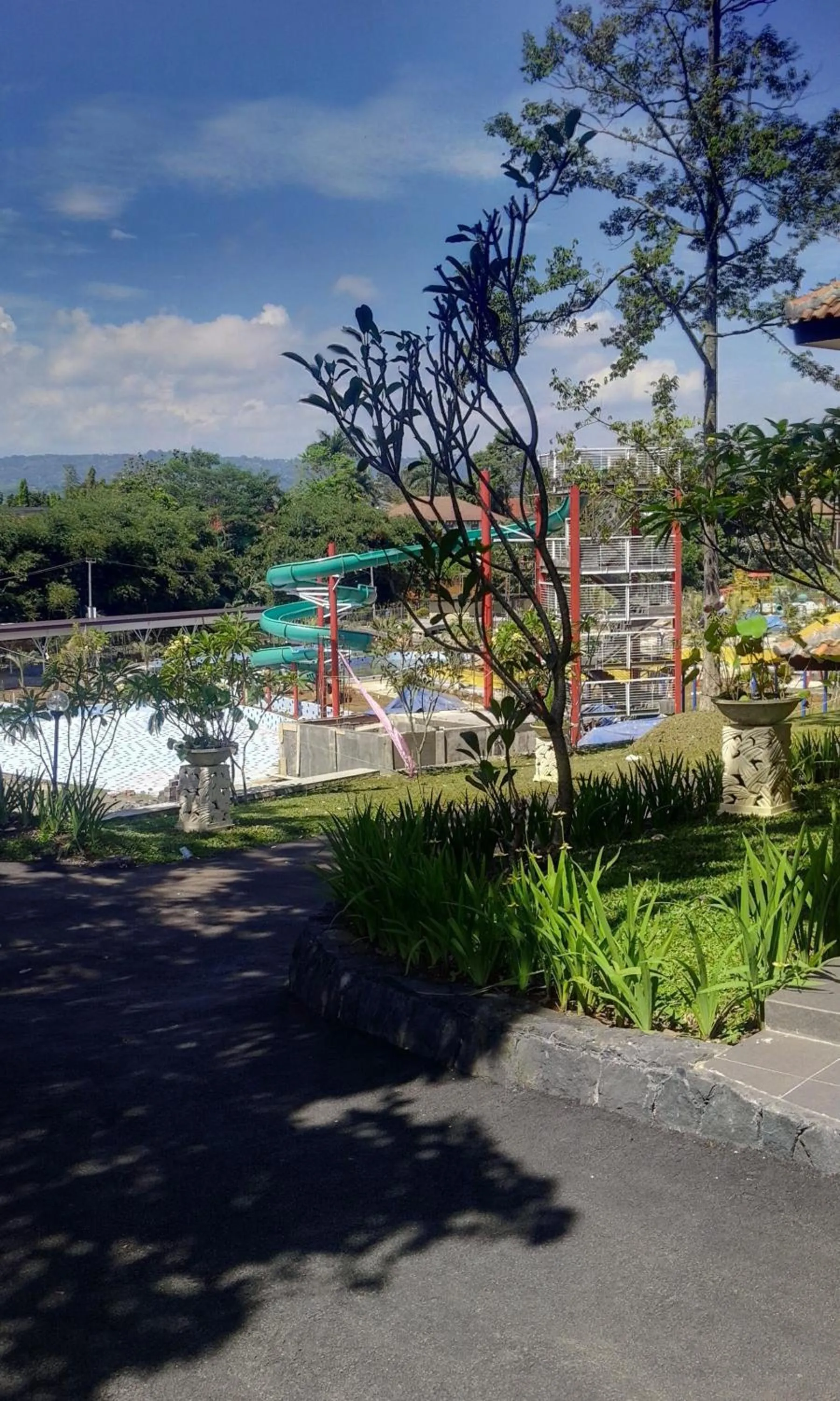 Swimming pool in Bumi Gumati Resort & Convention