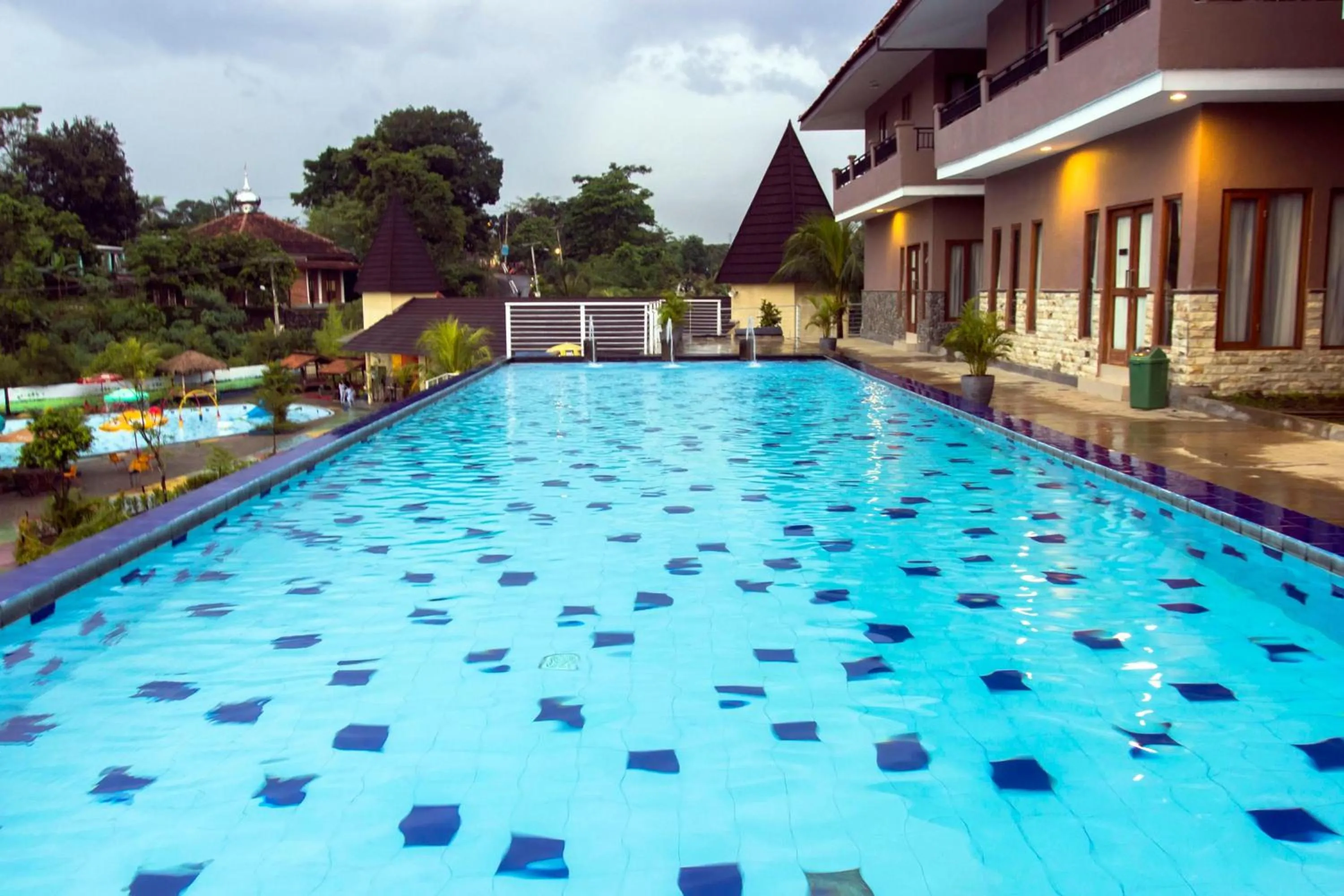 Swimming pool in Bumi Gumati Resort & Convention