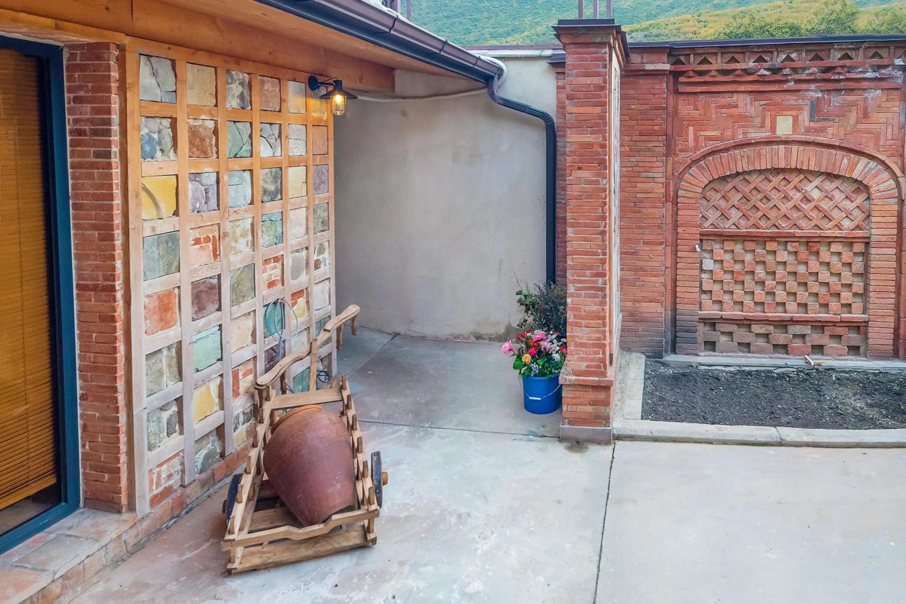 Property building in Dzvel Ubanshi