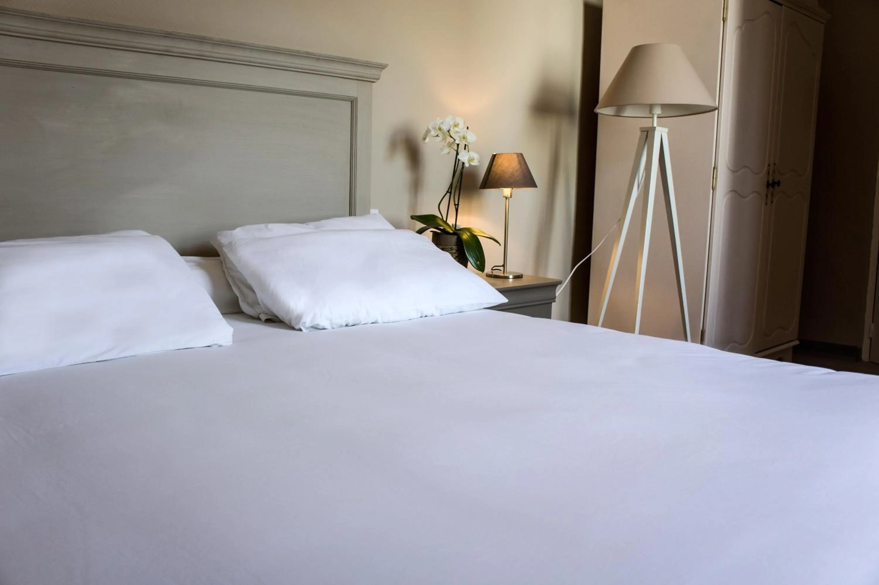 Bed in HOTEL DE FRANCE - Hôtel de charme en Provence