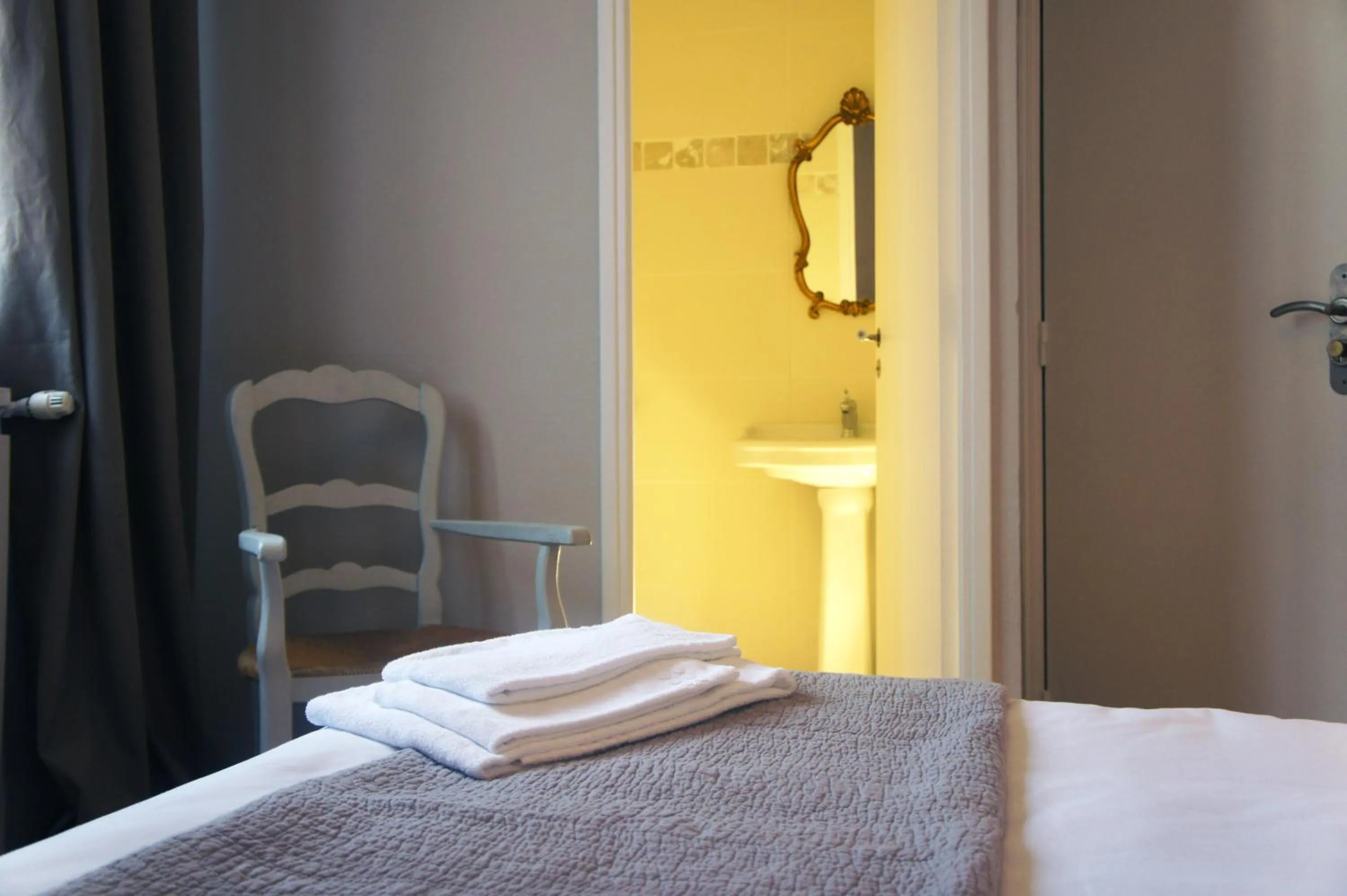 Photo of the whole room, Bed in HOTEL DE FRANCE - Hôtel de charme en Provence