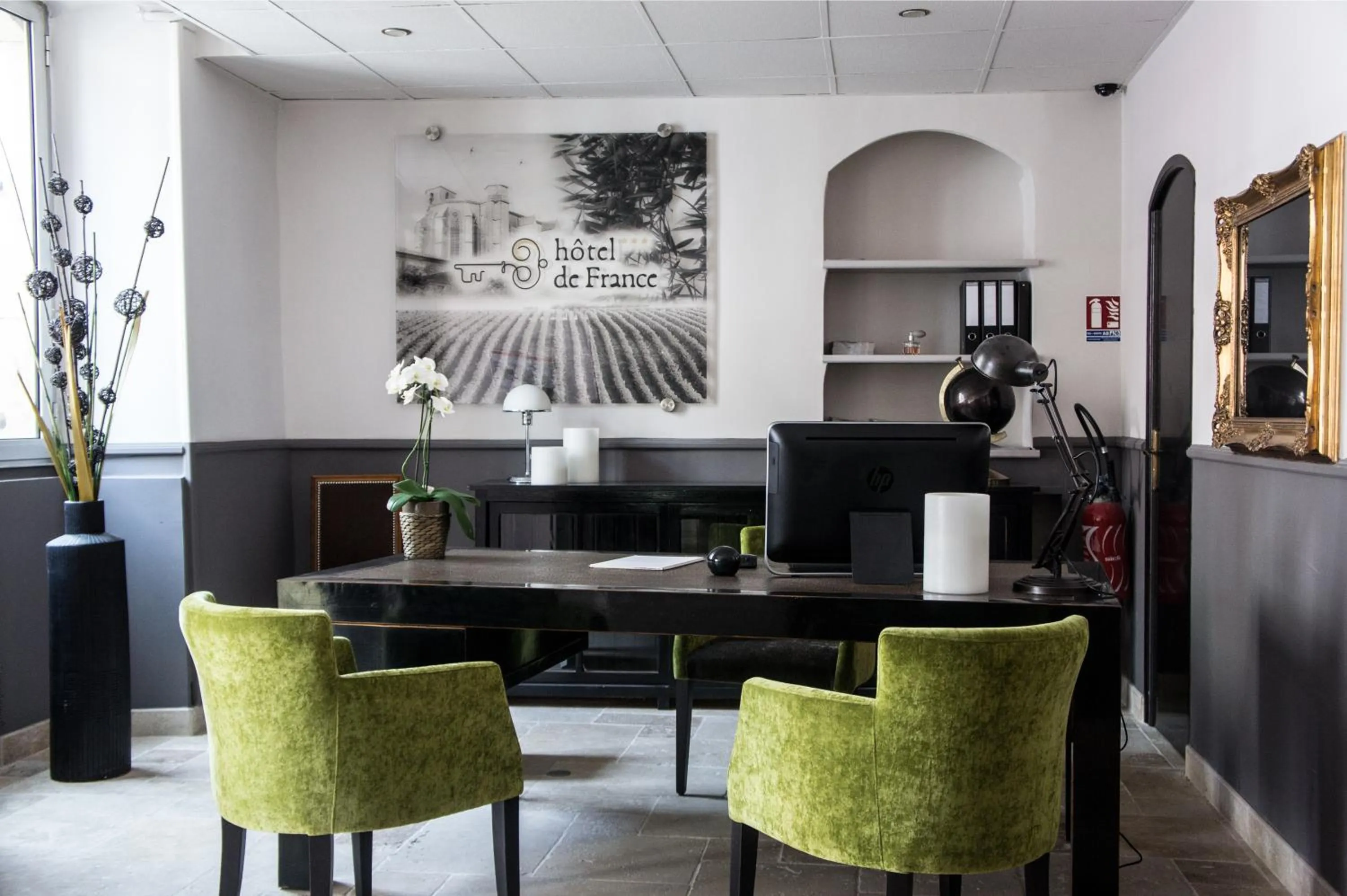 Lobby or reception in HOTEL DE FRANCE - Hôtel de charme en Provence