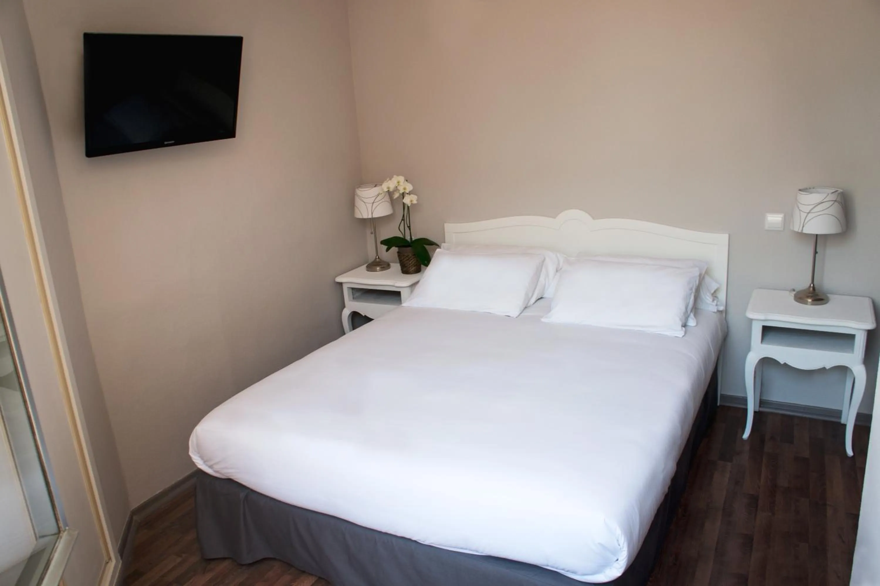 Photo of the whole room, Bed in HOTEL DE FRANCE - Hôtel de charme en Provence