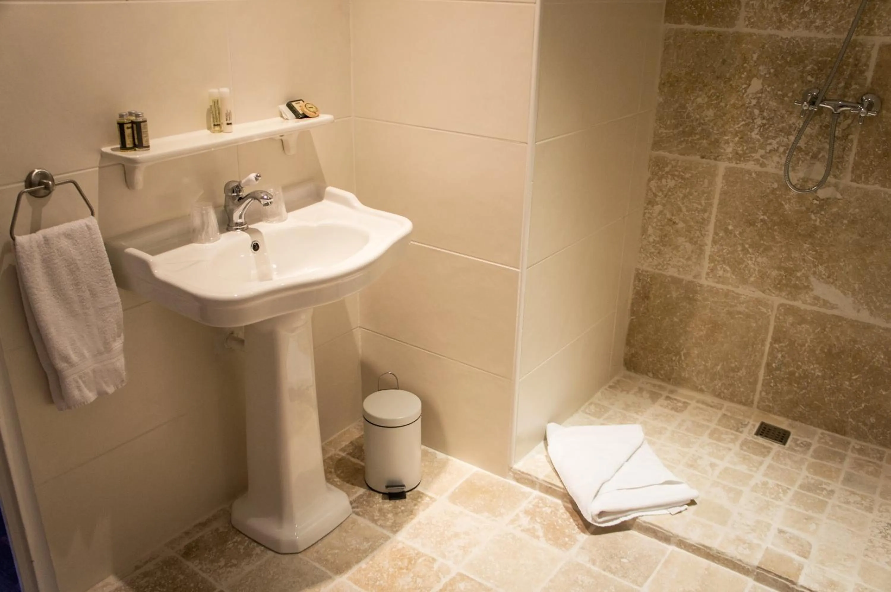 Bathroom in HOTEL DE FRANCE - Hôtel de charme en Provence