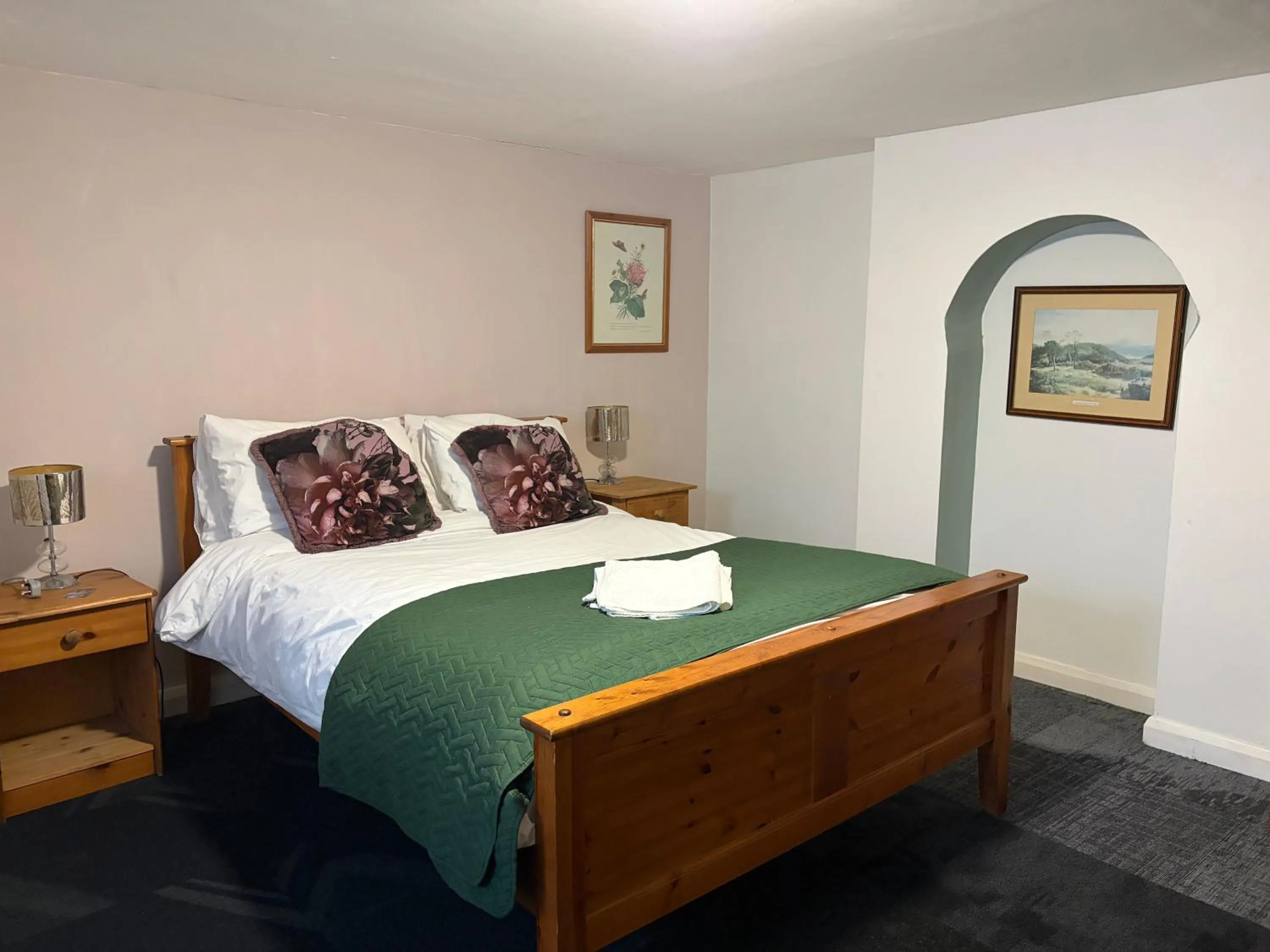 Bedroom, Bed in Captain Howey Hotel