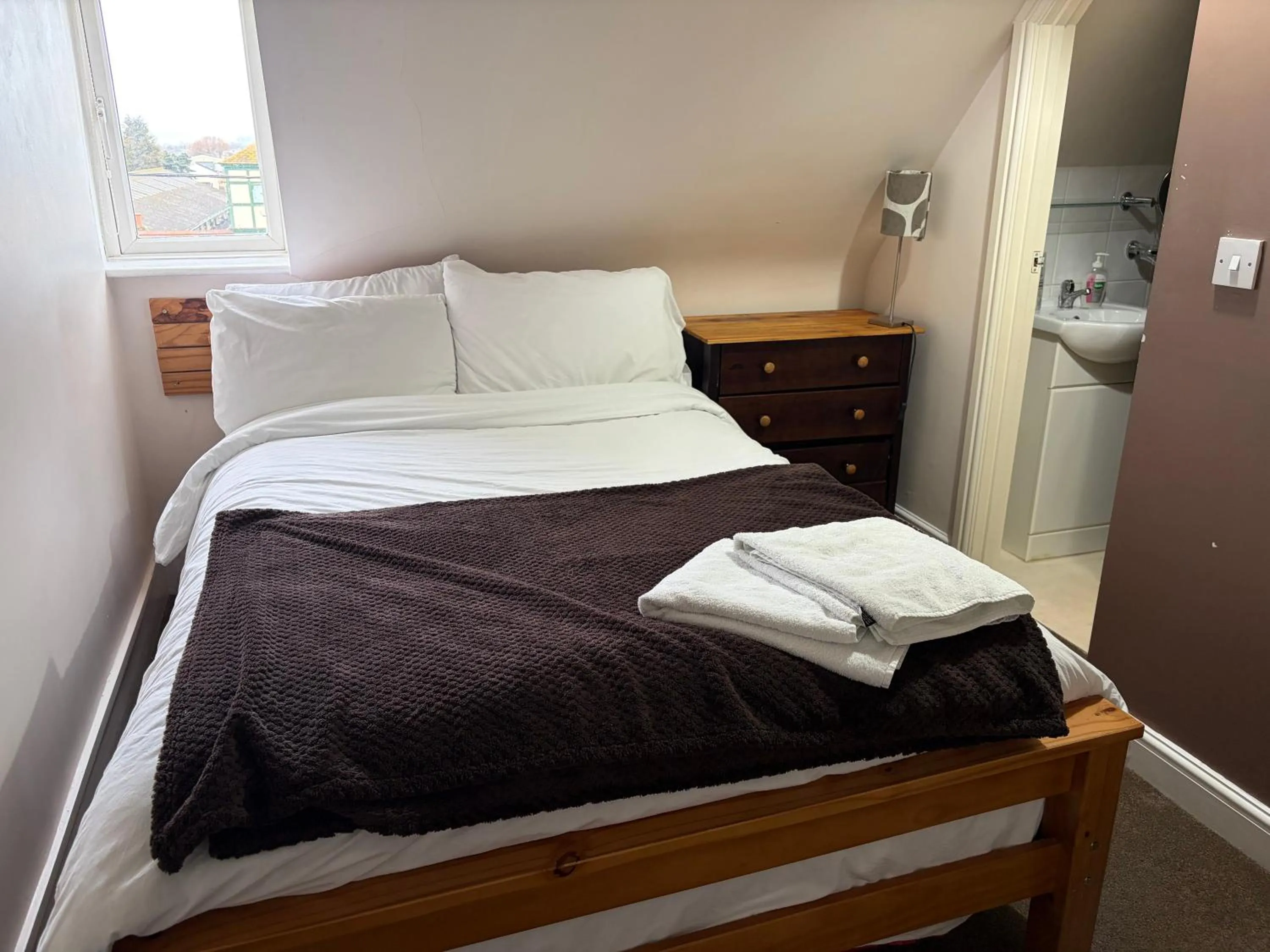 Bedroom, Bed in Captain Howey Hotel