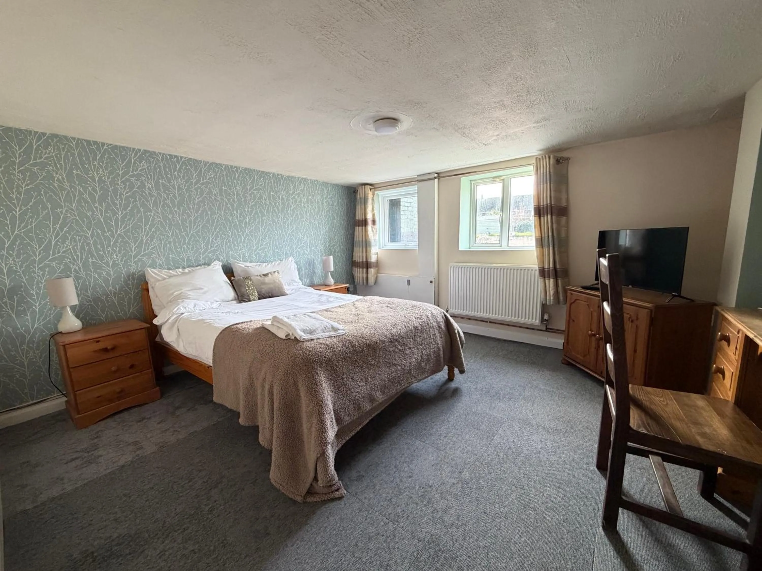 Bedroom, Bed in Captain Howey Hotel