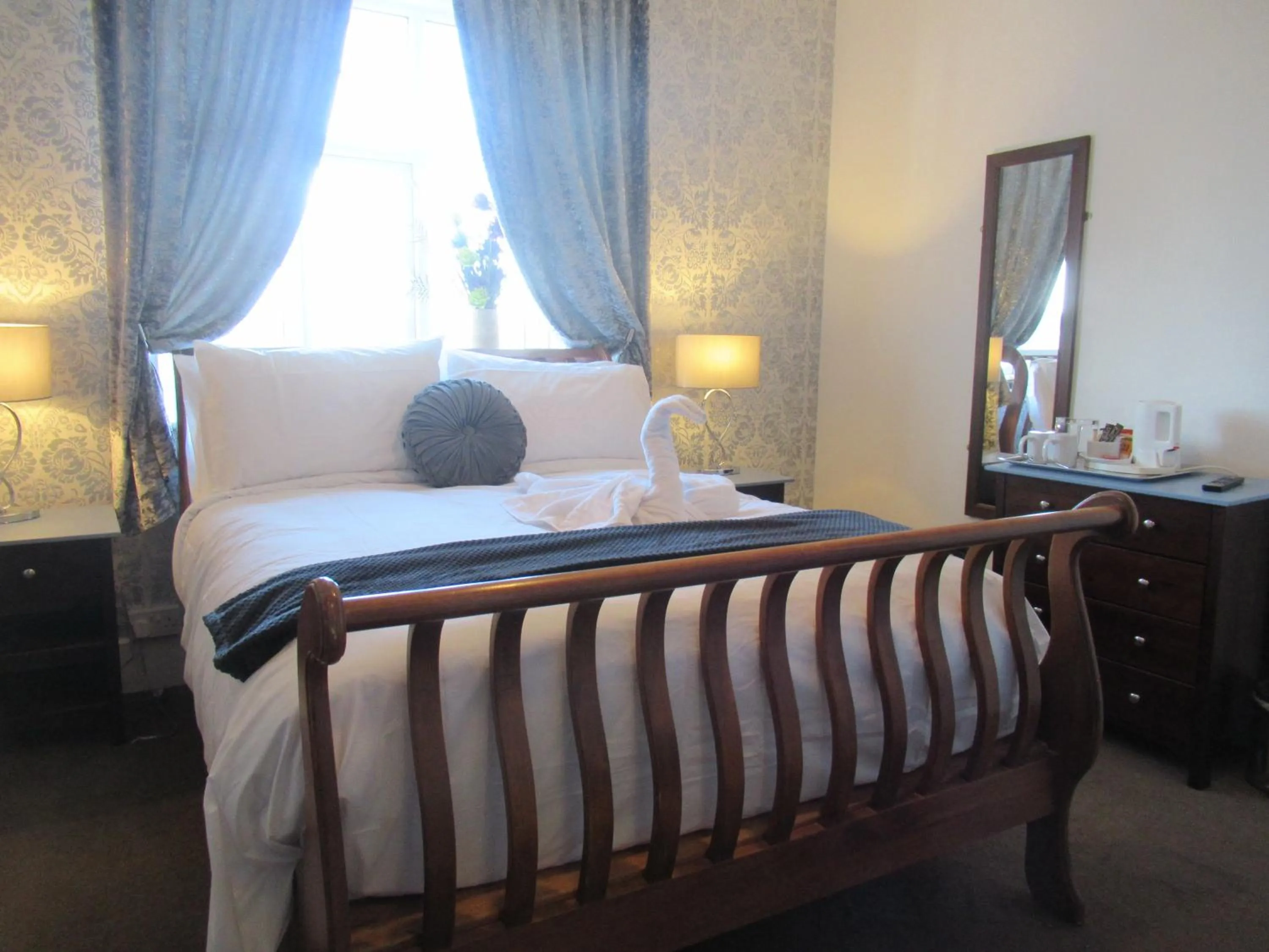 Bedroom, Bed in Captain Howey Hotel