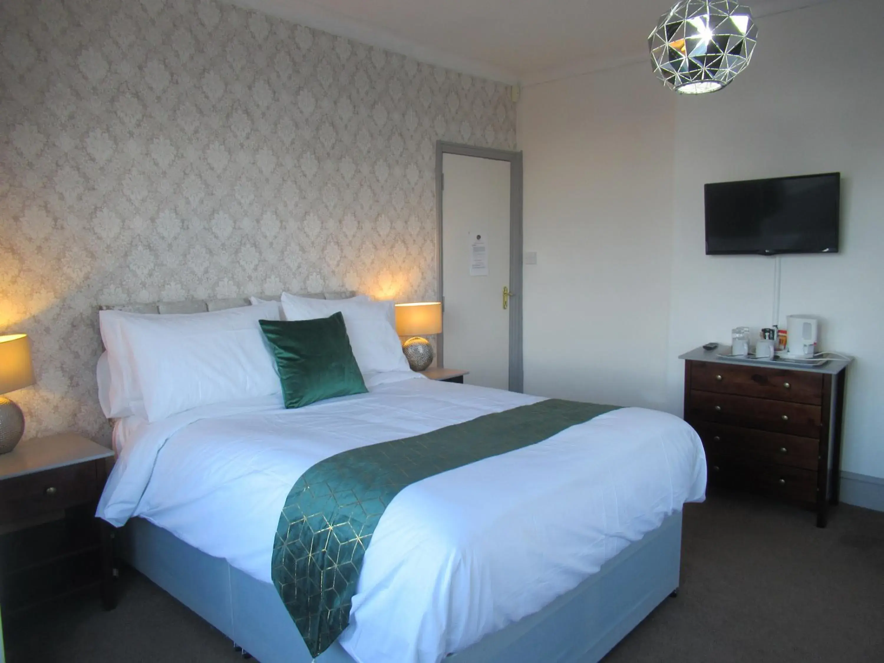 Double Room with Private Bathroom - single occupancy in Captain Howey Hotel Double Room with Private Bathroom - single occupancy in Captain Howey Hotel