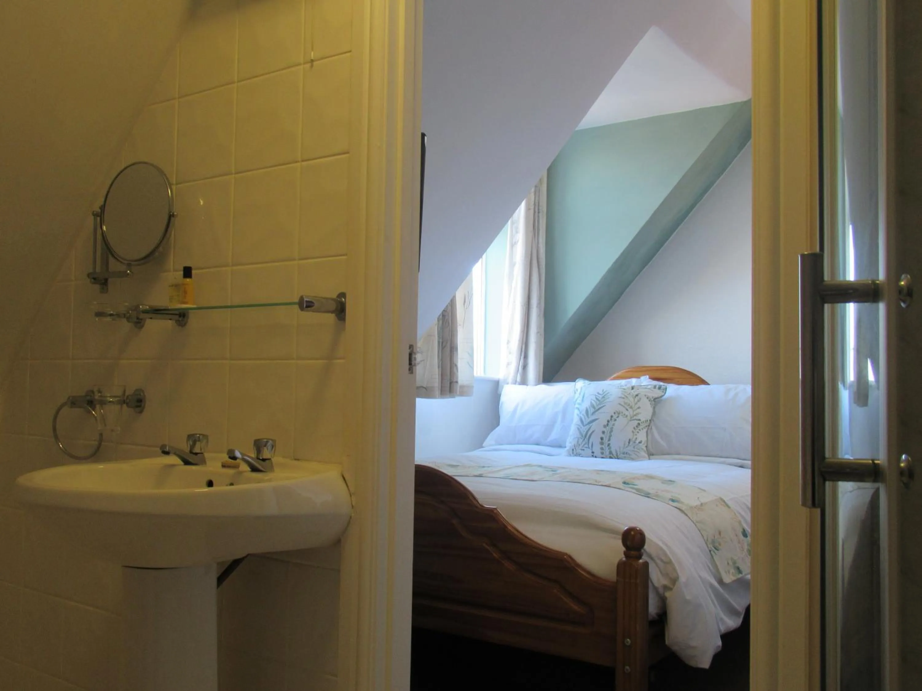 Bathroom, Bed in Captain Howey Hotel
