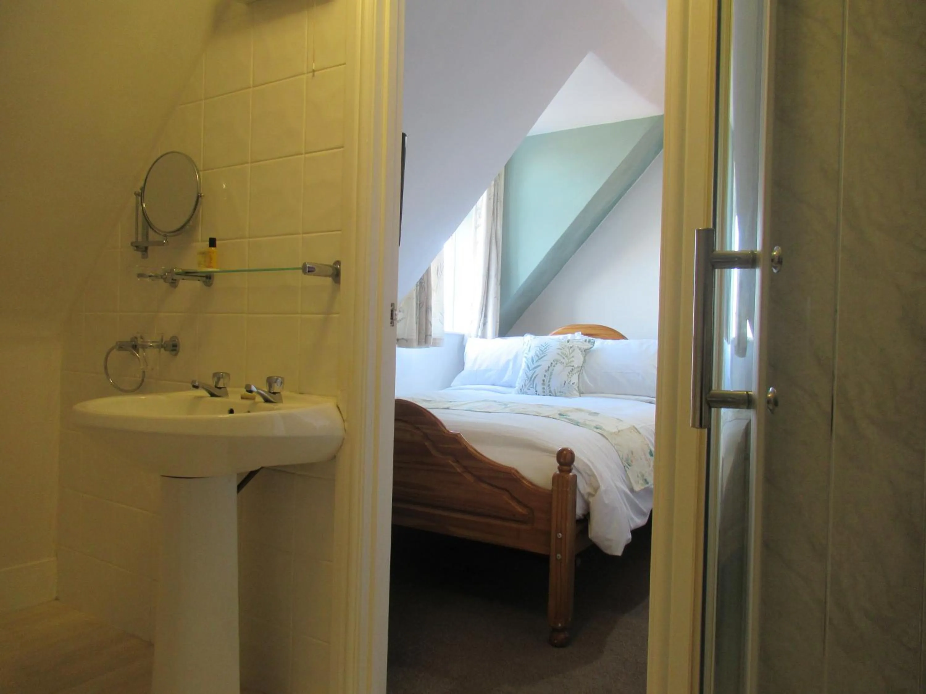 Bathroom, Bed in Captain Howey Hotel