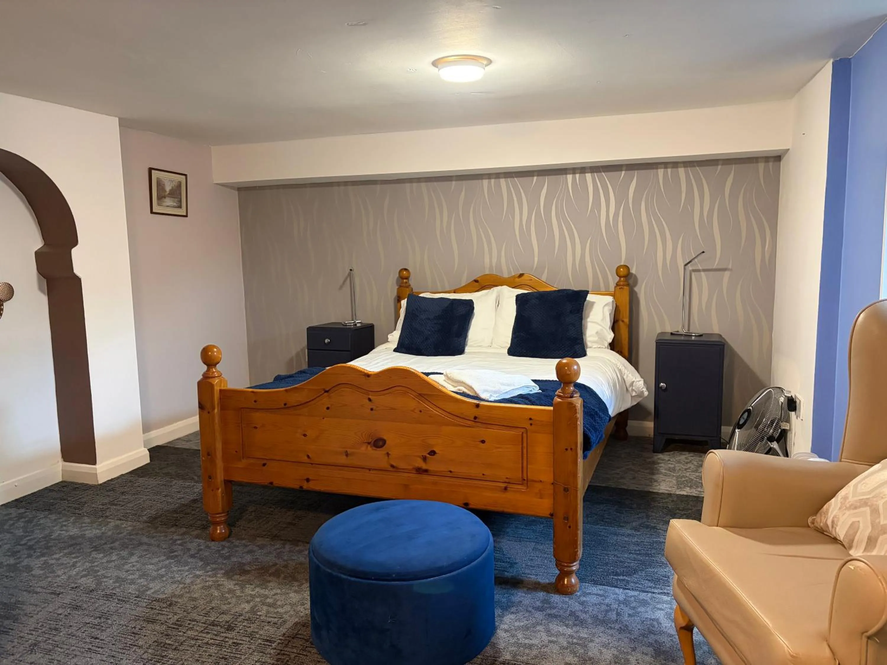 Bedroom, Bed in Captain Howey Hotel