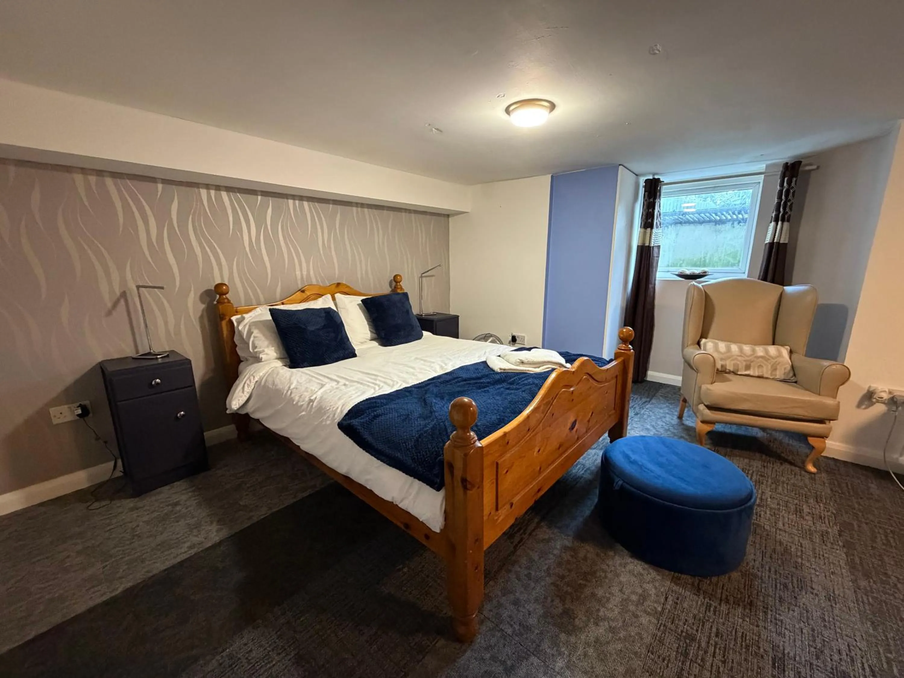 Bedroom, Bed in Captain Howey Hotel