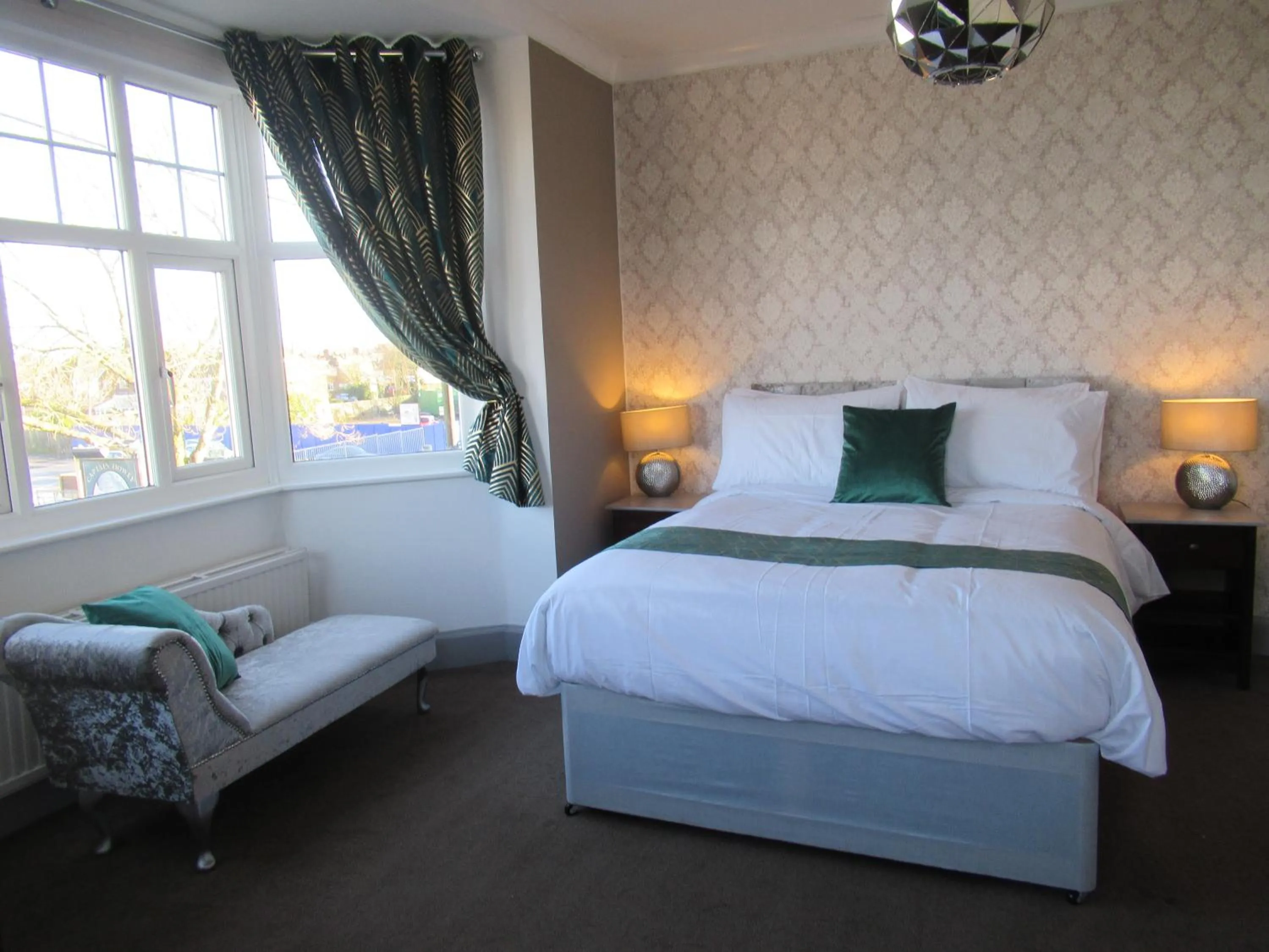 Bedroom, Bed in Captain Howey Hotel