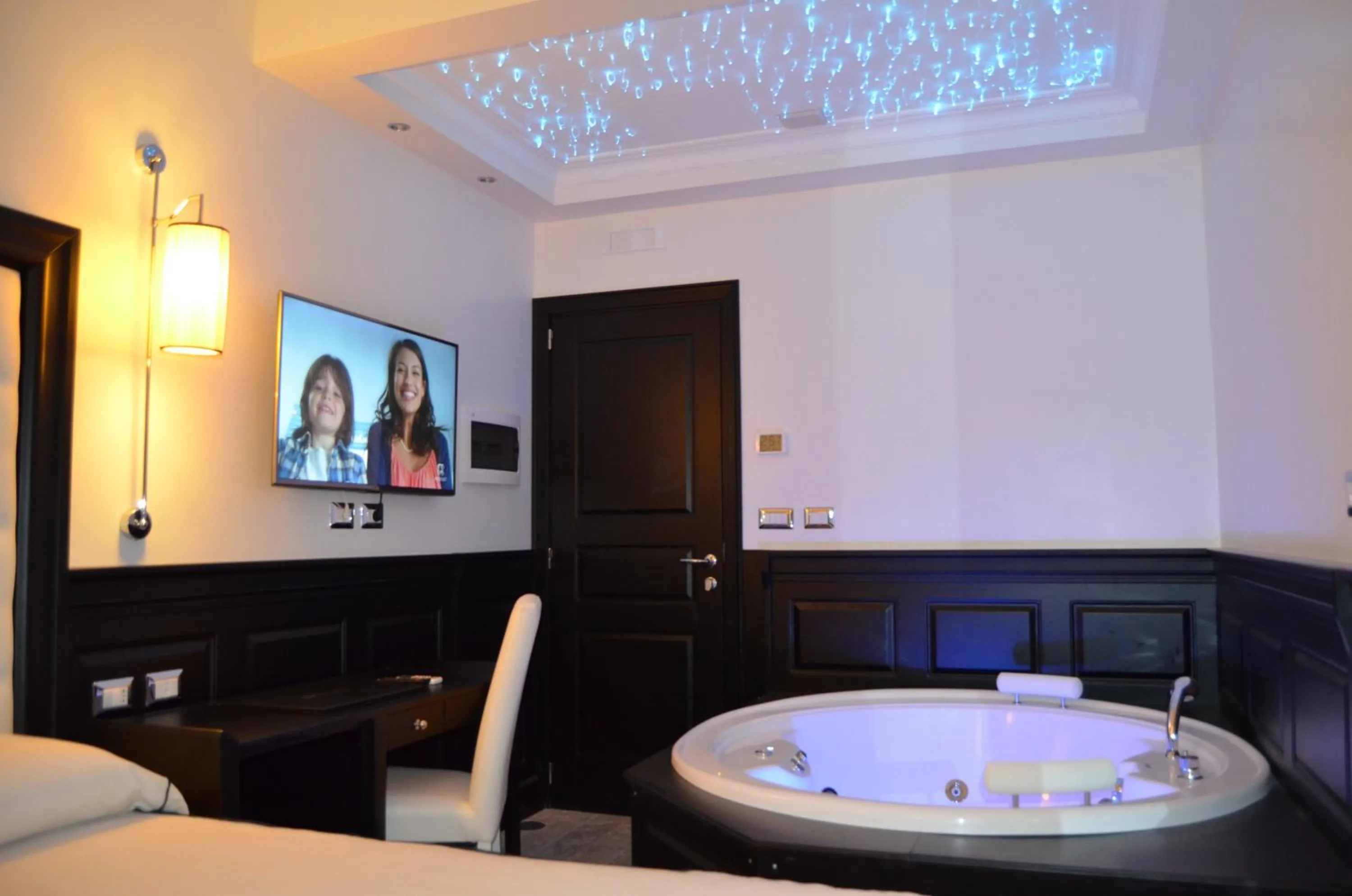 Hot Tub in Vaticano Royal Suite Guest House