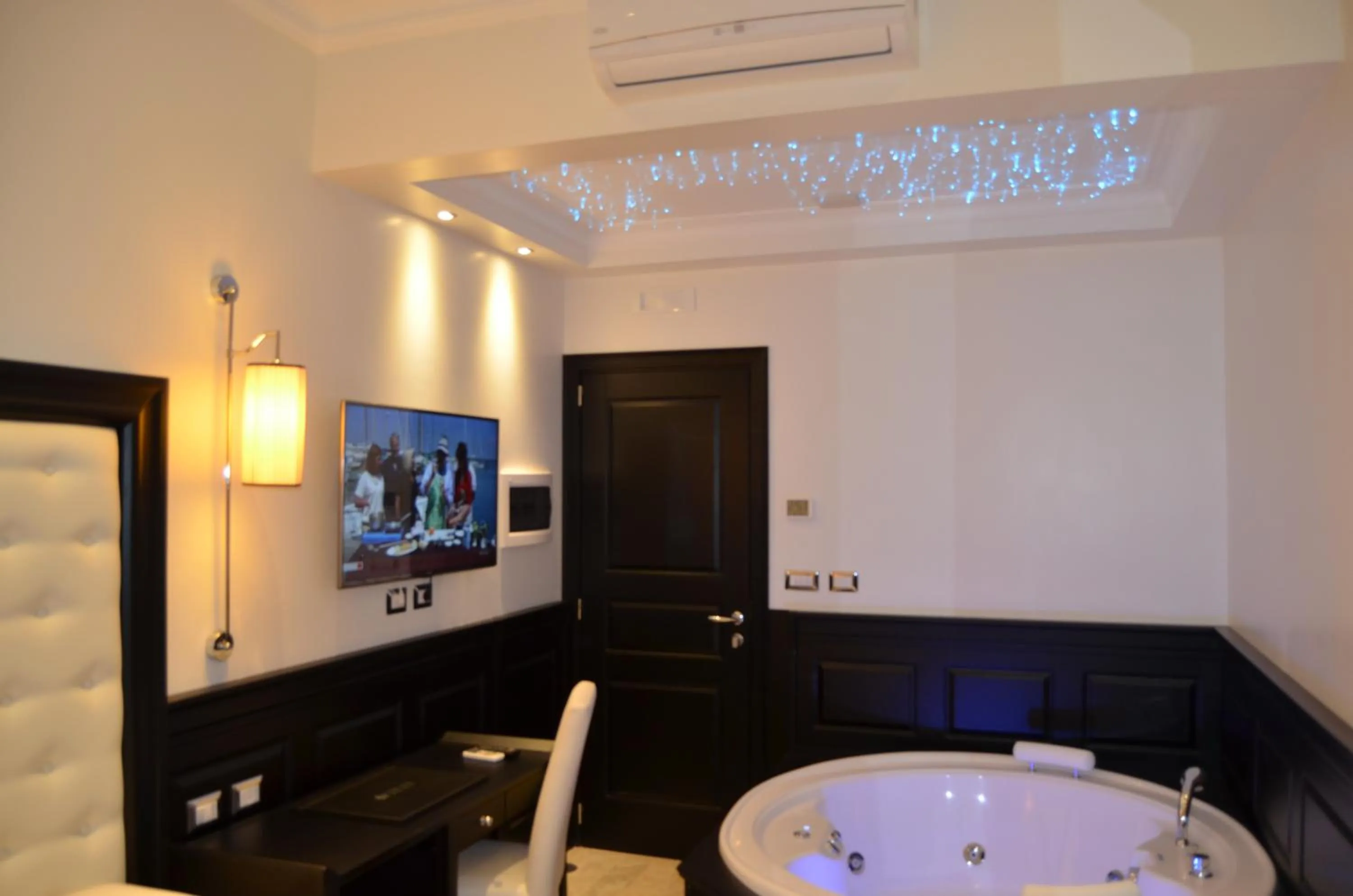 Hot Tub in Vaticano Royal Suite Guest House