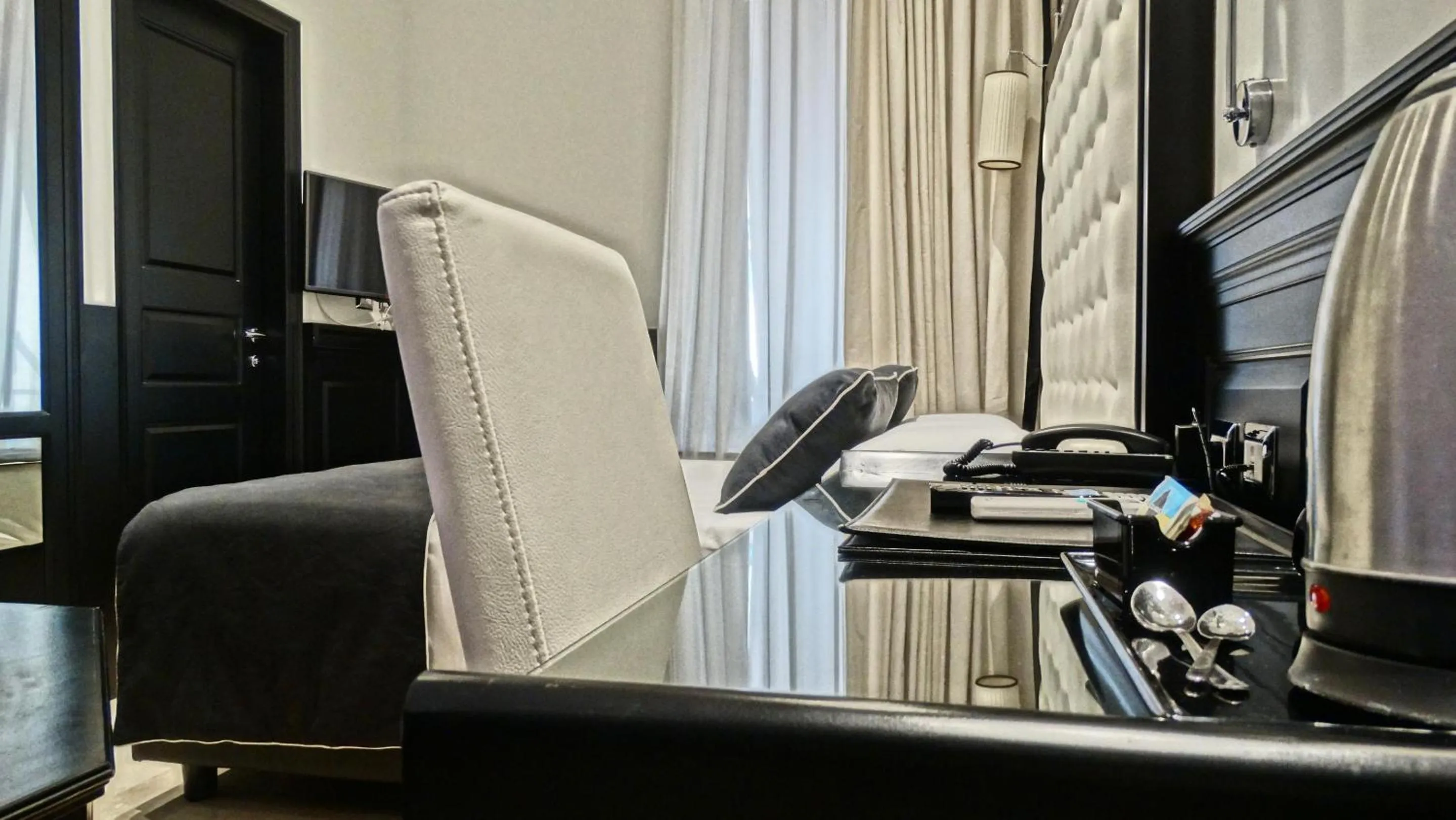 Photo of the whole room in Vaticano Royal Suite Guest House