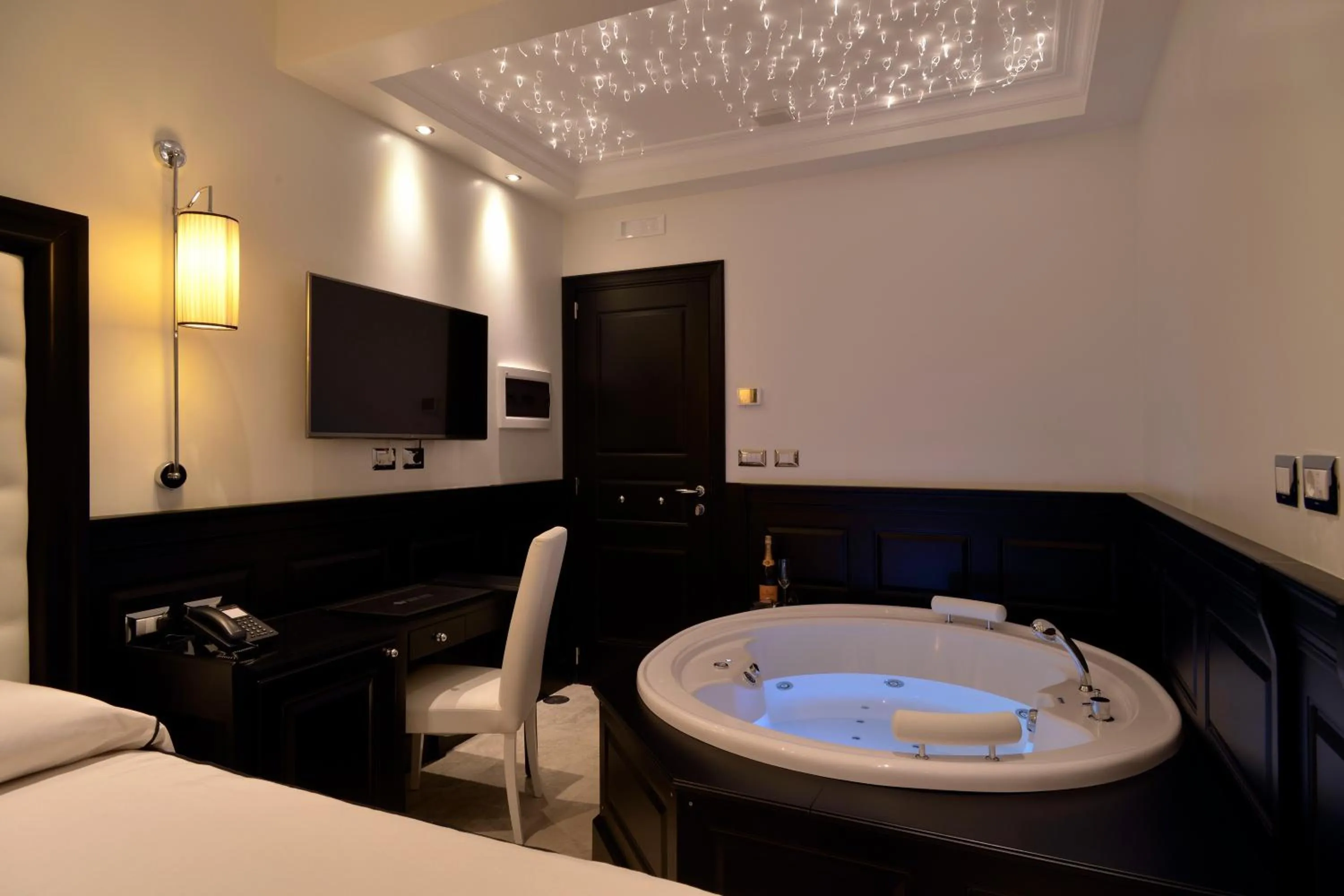 Photo of the whole room, Bed in Vaticano Royal Suite Guest House