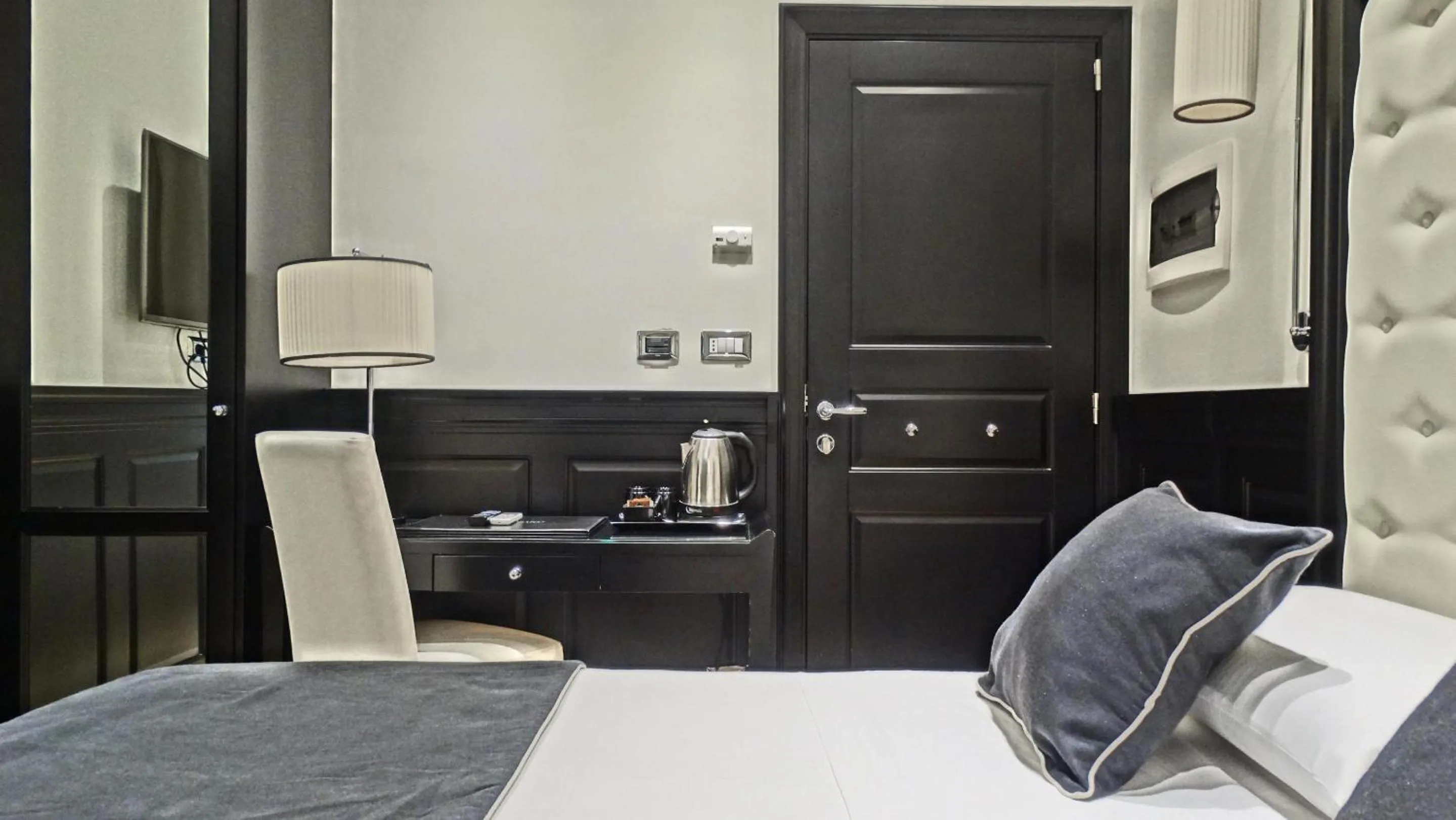 Photo of the whole room, Bed in Vaticano Royal Suite Guest House