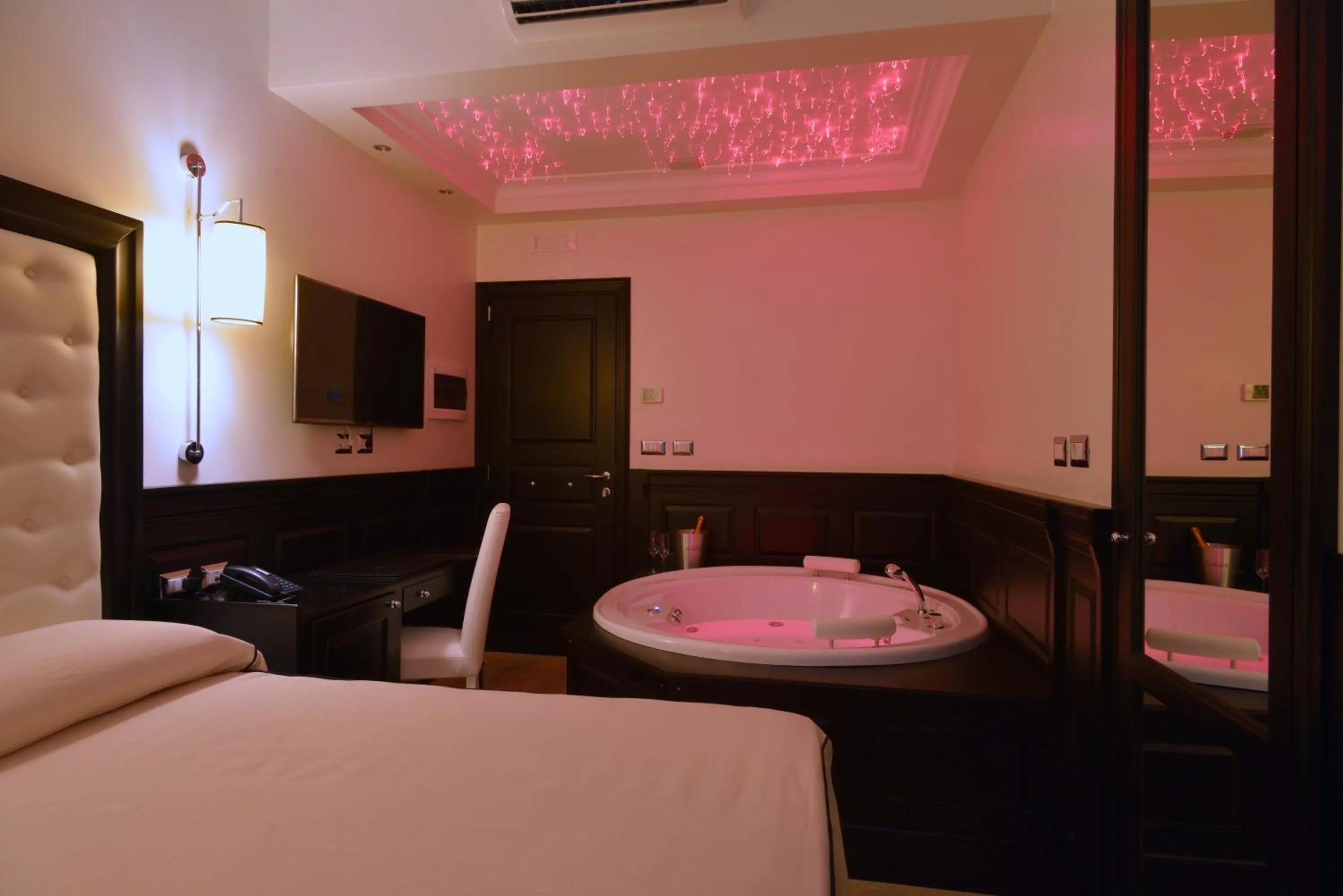 Photo of the whole room, Bed in Vaticano Royal Suite Guest House