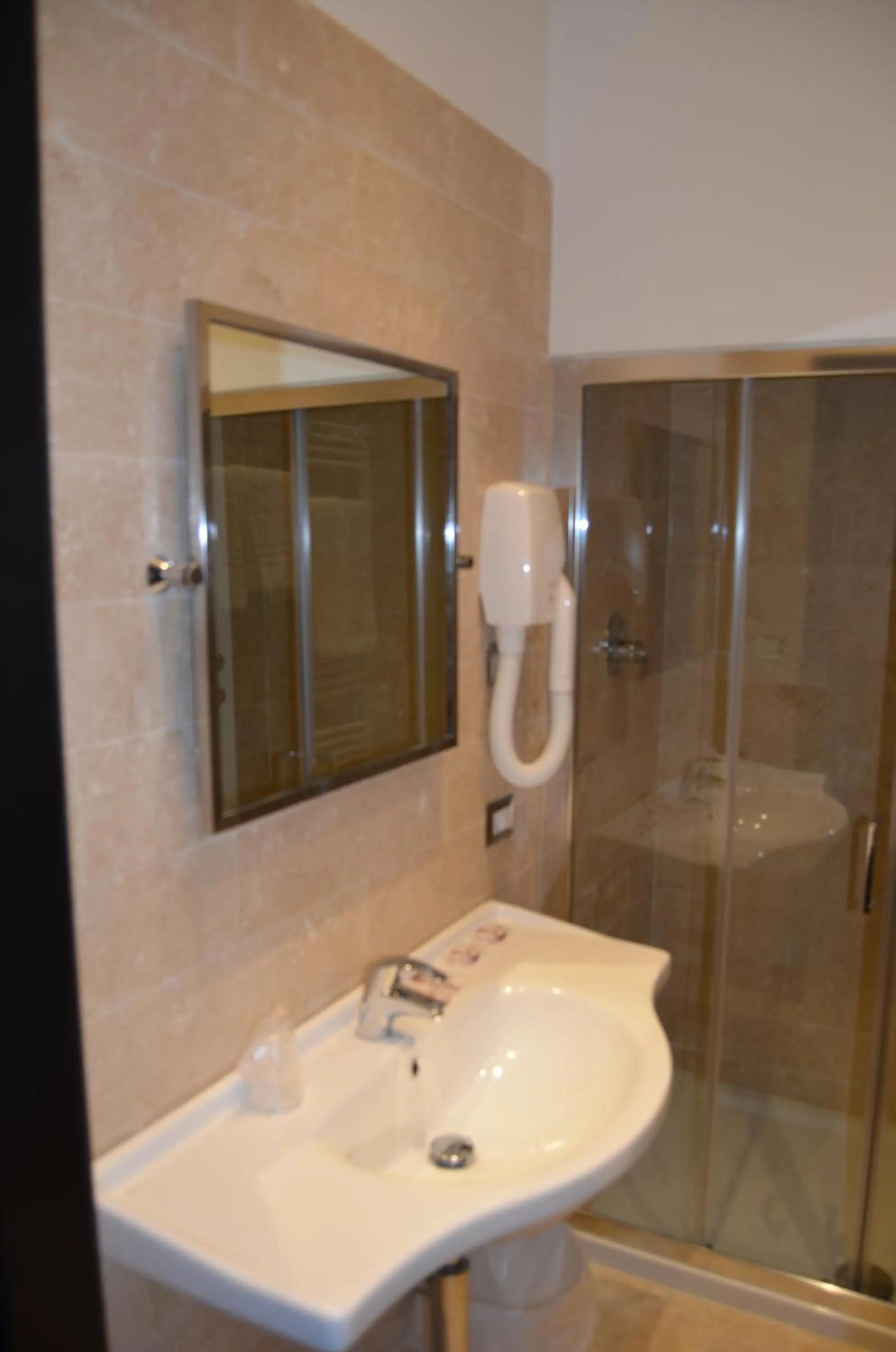 Shower in Vaticano Royal Suite Guest House