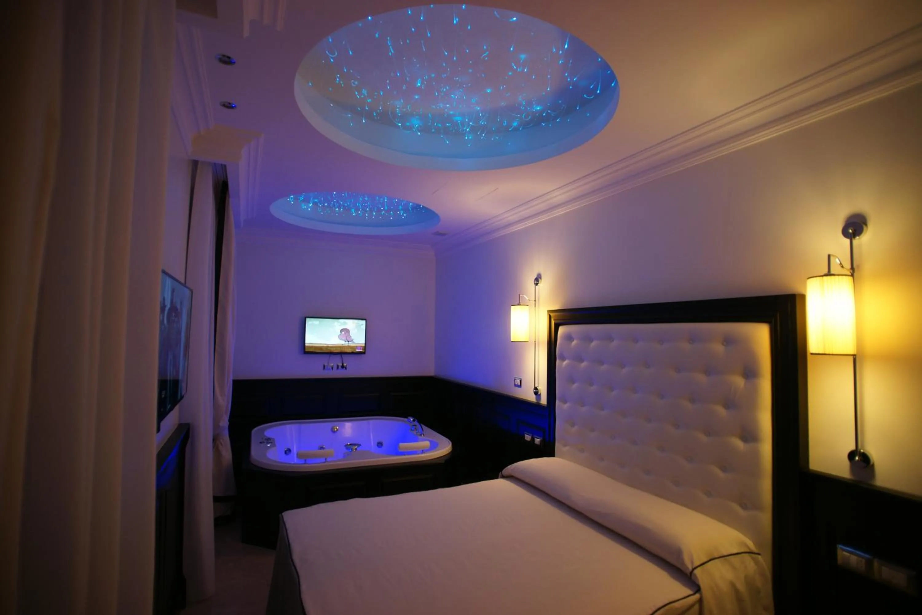 Hot Tub, Bed in Vaticano Royal Suite Guest House