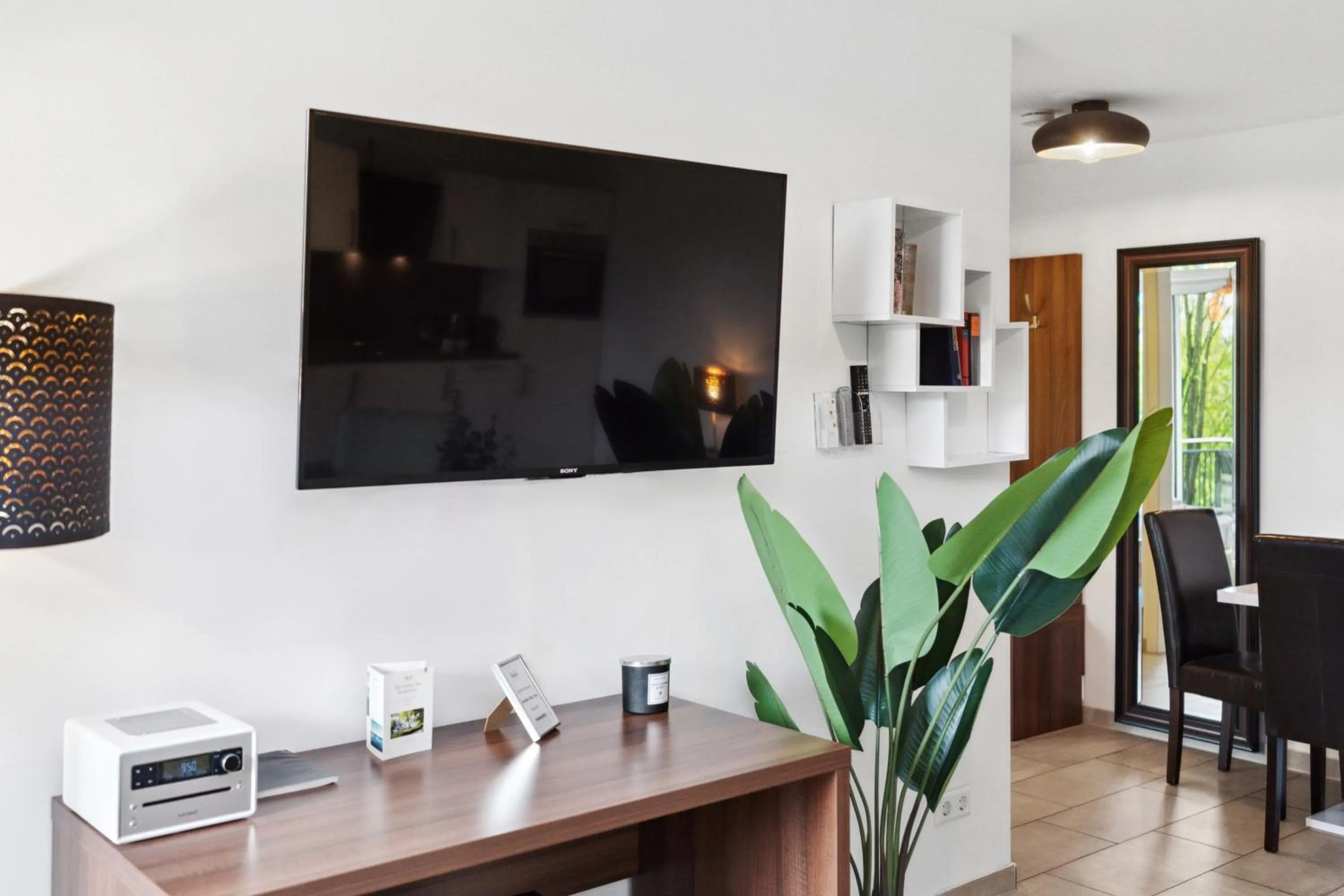 TV and multimedia in Amelie chez Inez