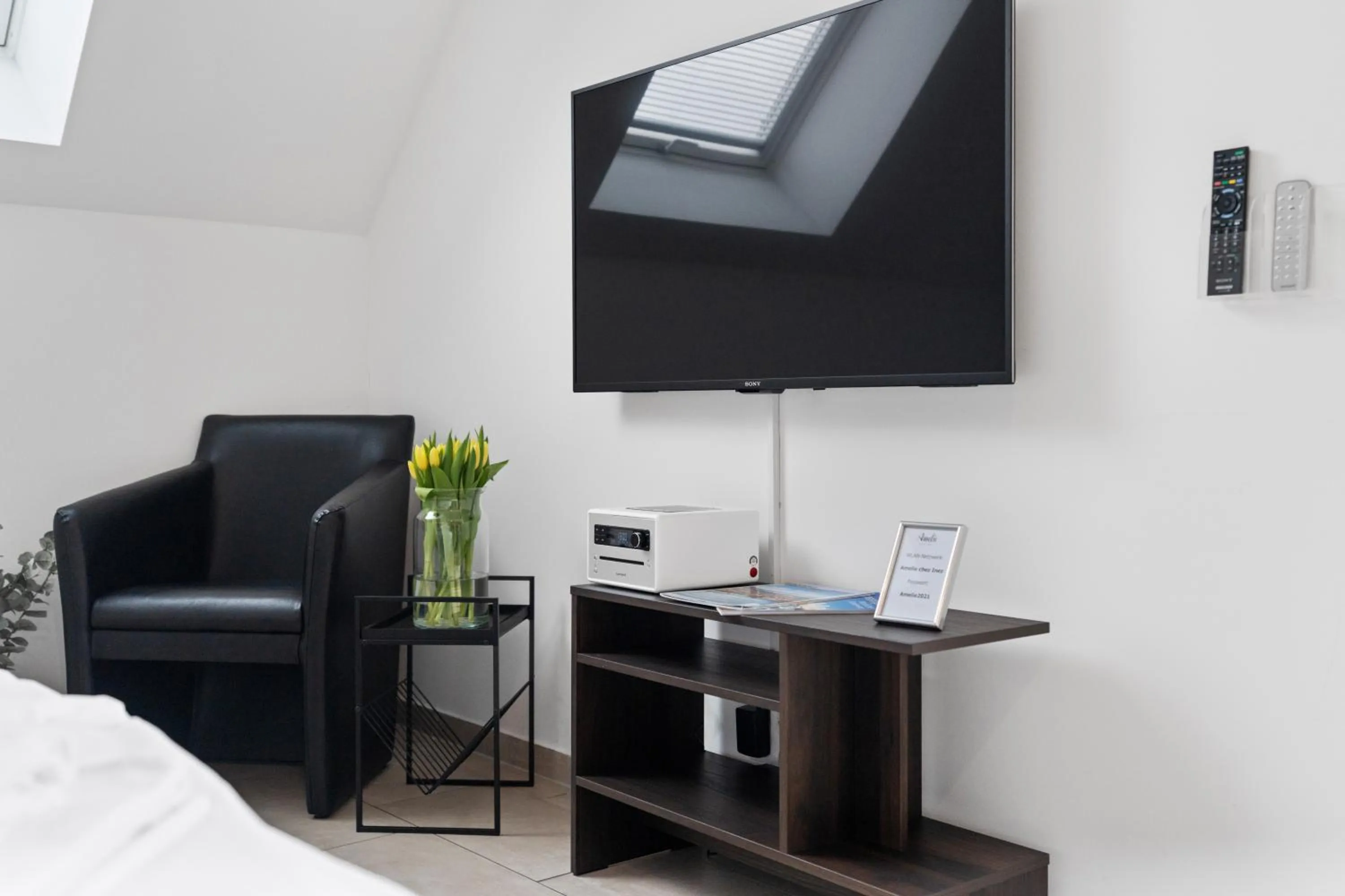 Communal lounge/ TV room, Bed in Amelie chez Inez