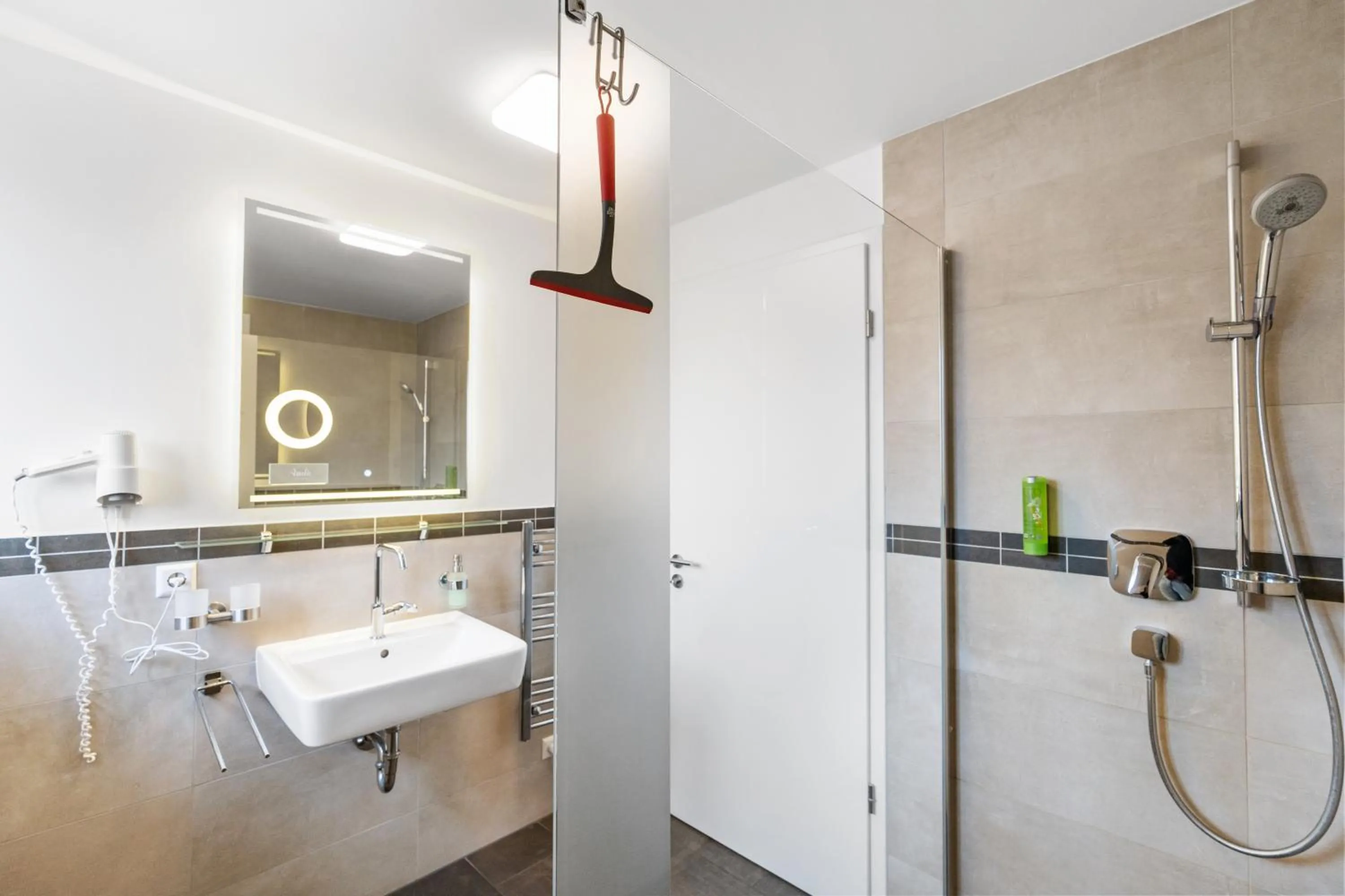 Shower in Amelie chez Inez