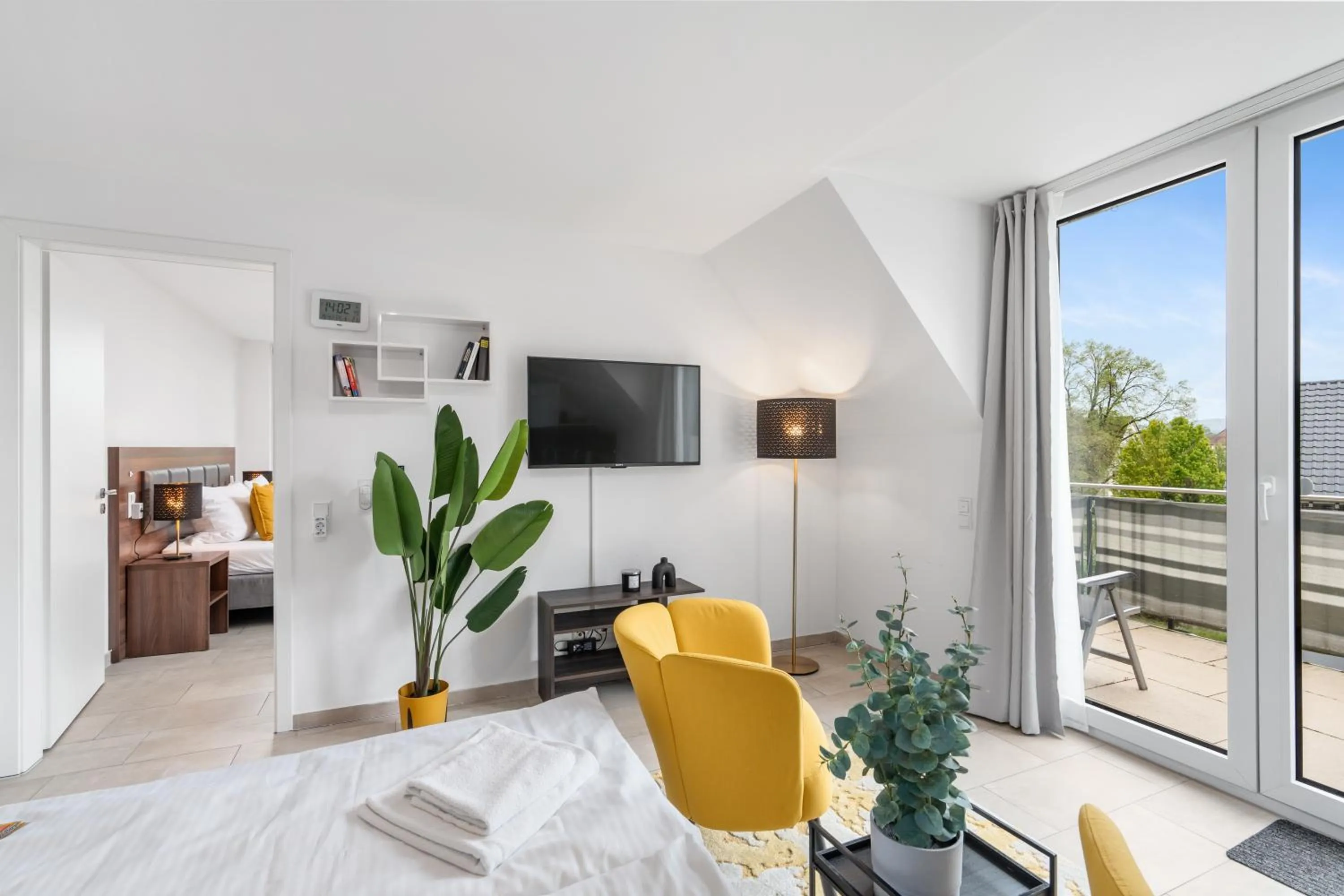 Communal lounge/ TV room, Bed in Amelie chez Inez