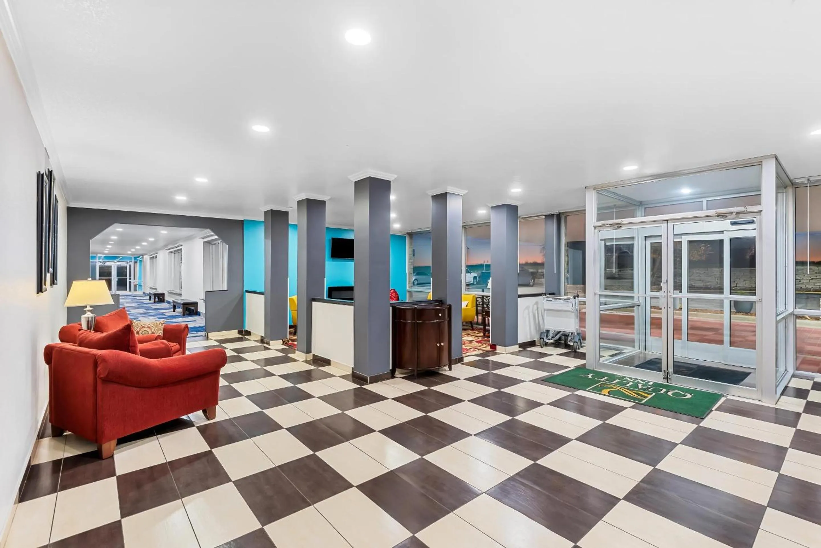 Lobby or reception in Suburban Studios Fort Dodge