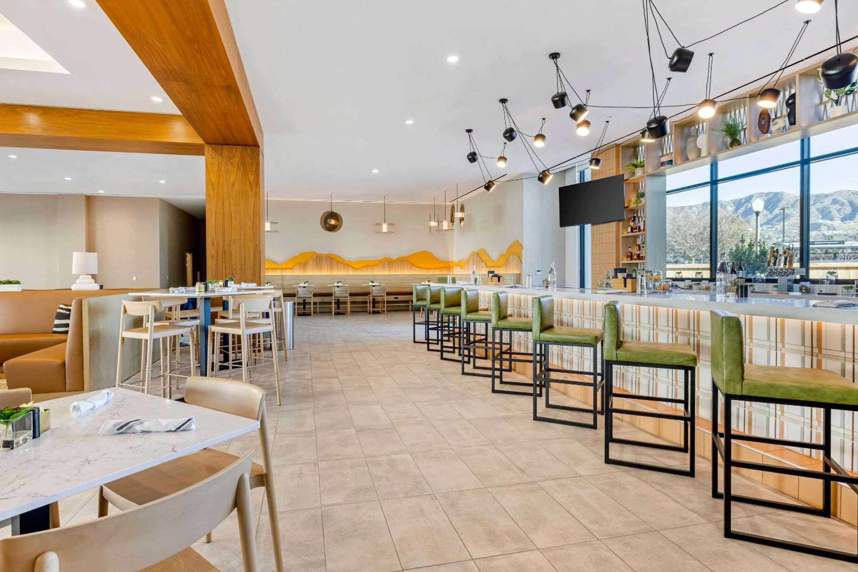 Restaurant/places to eat in Cambria Hotel Burbank Airport