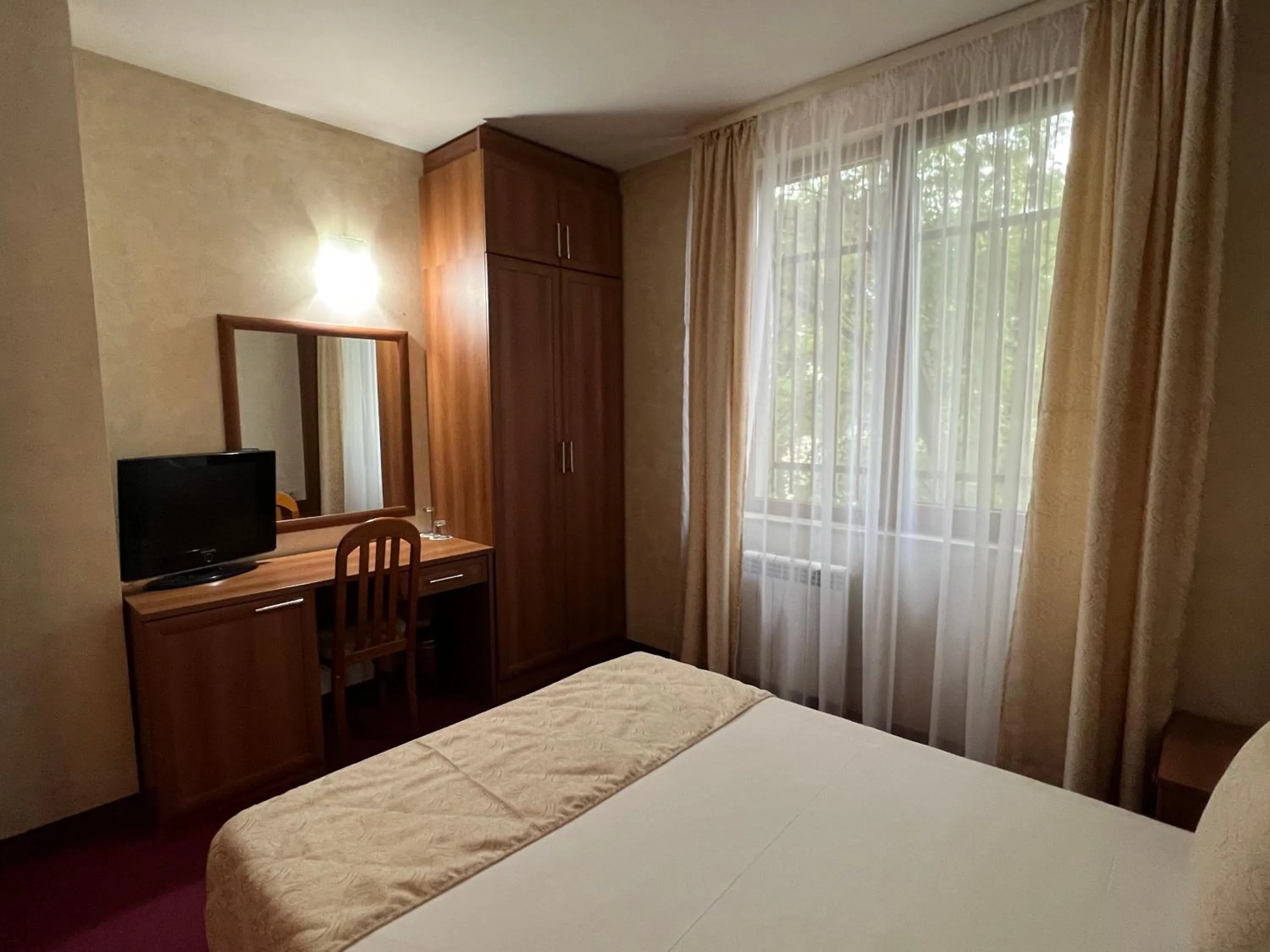 Bed in Family Hotel 007