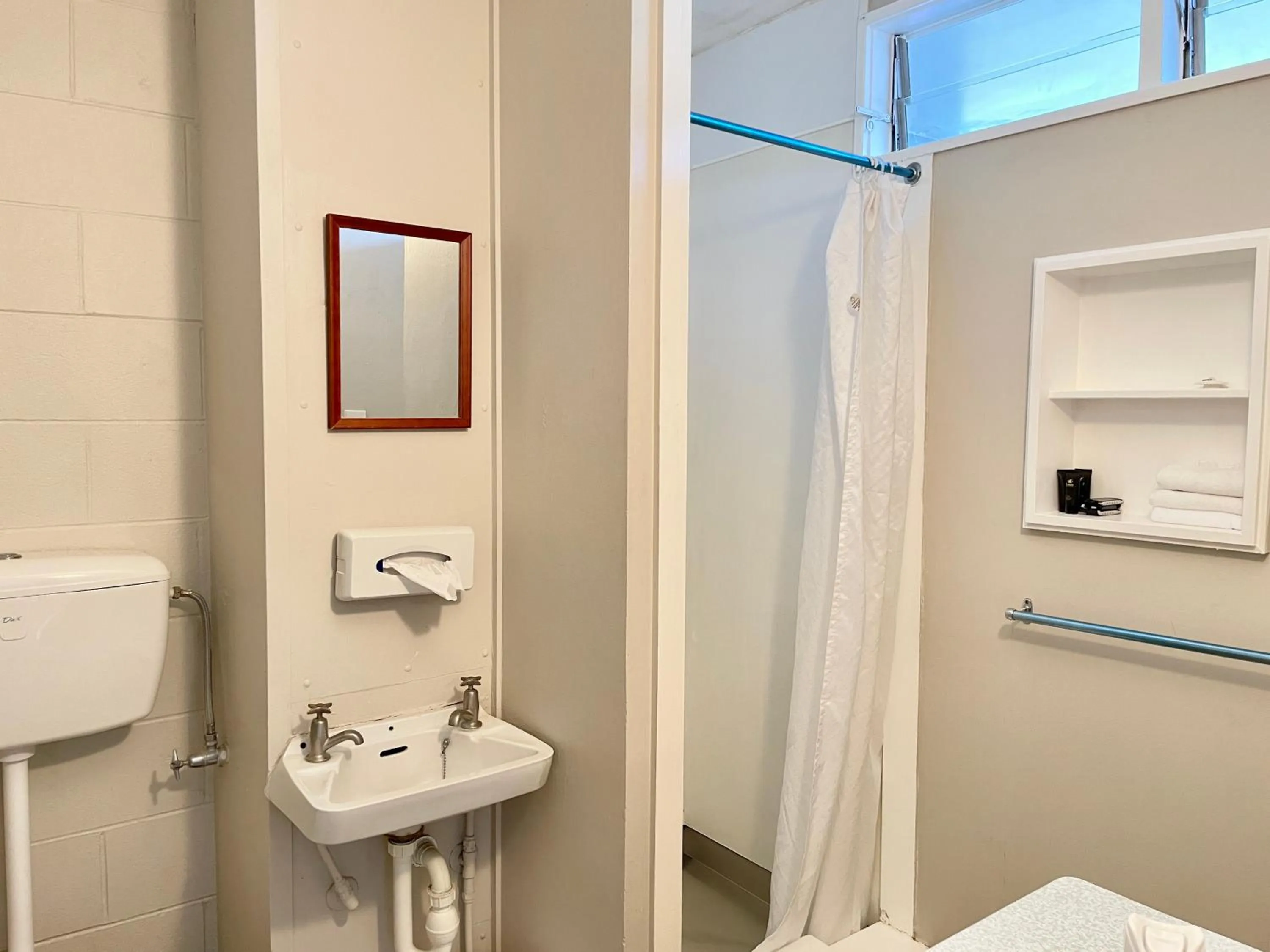 Bathroom in Mount Eden Motel