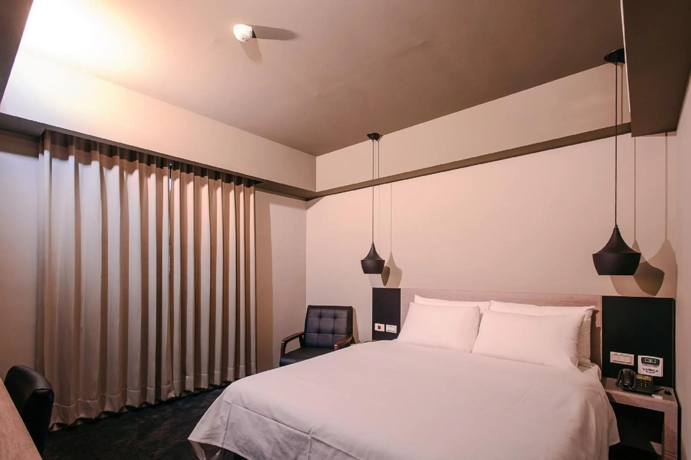 Photo of the whole room, Bed in Kiwi Express Hotel - Jiuru Rd