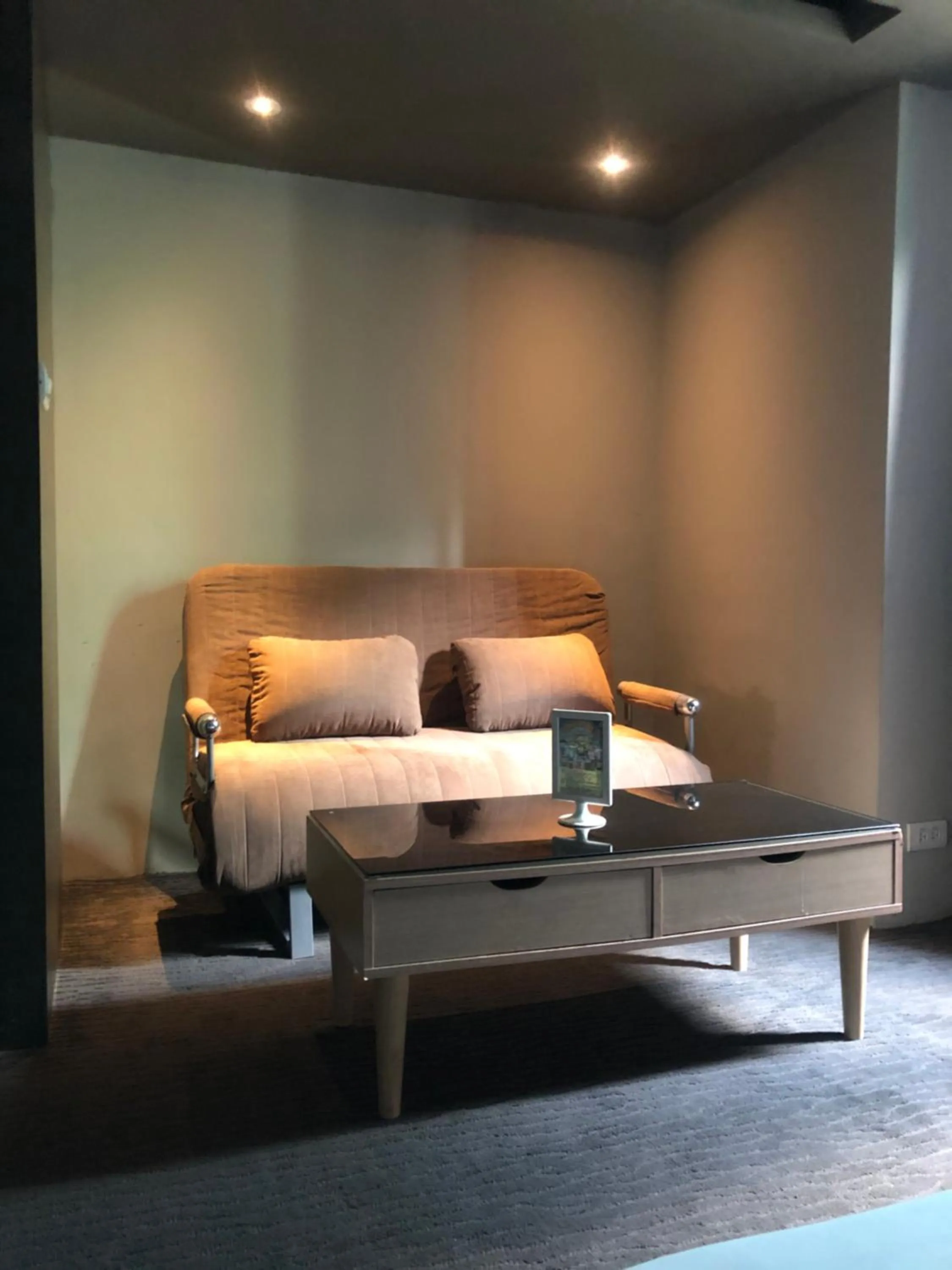 Decorative detail, Bed in Kiwi Express Hotel - Jiuru Rd