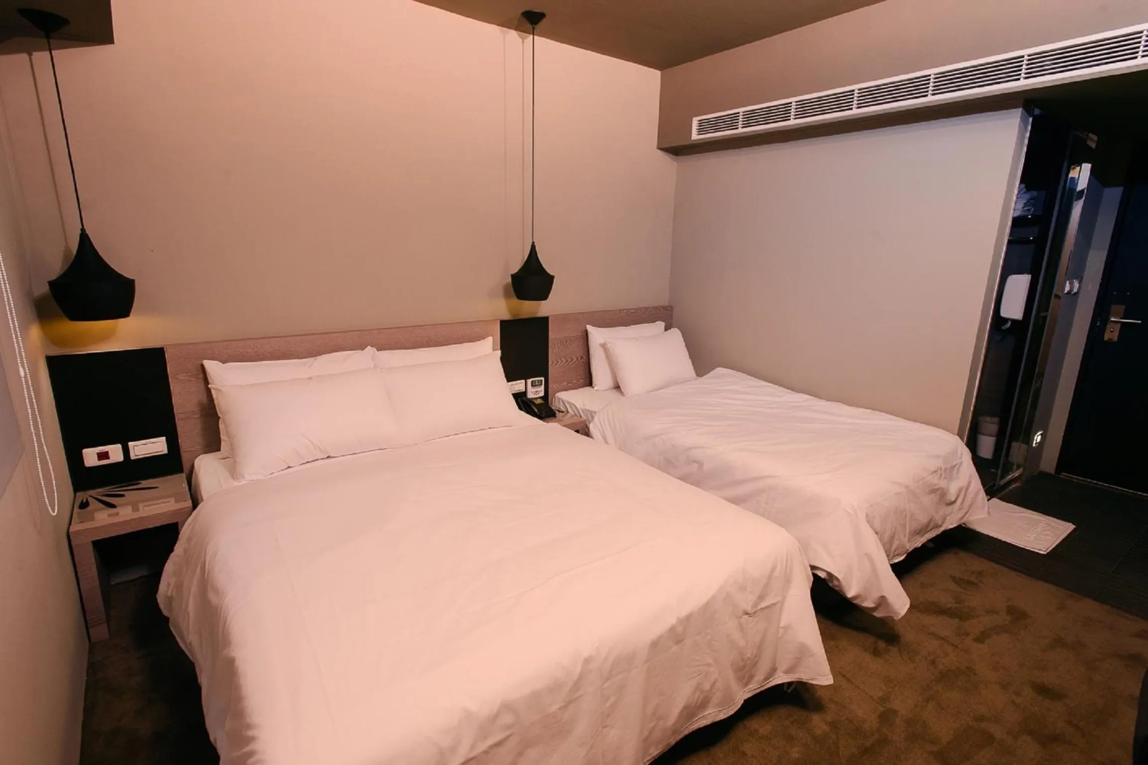 Photo of the whole room, Bed in Kiwi Express Hotel - Jiuru Rd