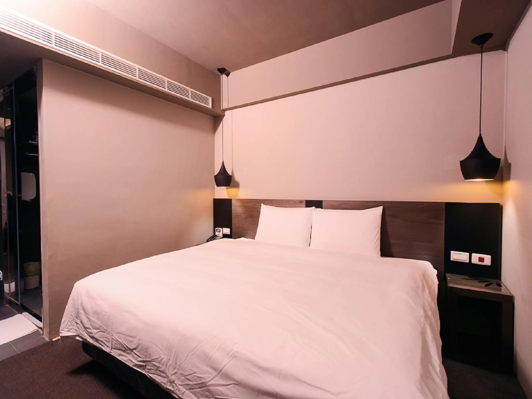 Photo of the whole room, Bed in Kiwi Express Hotel - Jiuru Rd