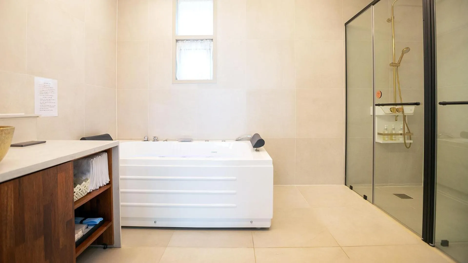 Shower in Ganghwa Elijah Resort