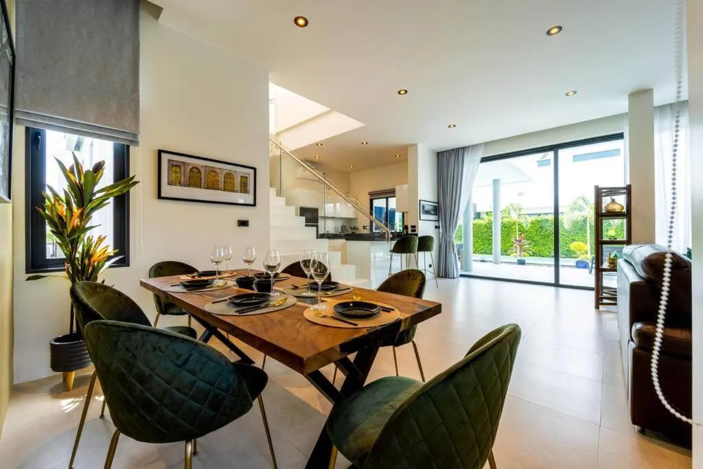 Luxury Modern 6 Bed Private Pool Villa LLW