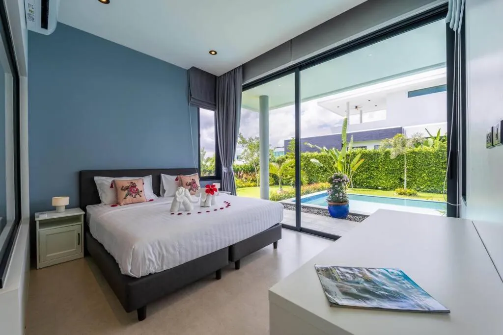 Bed in Luxury Modern 6 Bed Private Pool Villa LLW