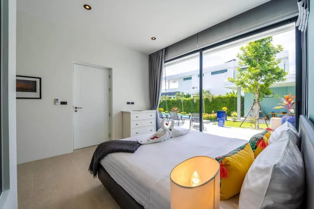 Bed in Luxury Modern 6 Bed Private Pool Villa LLW