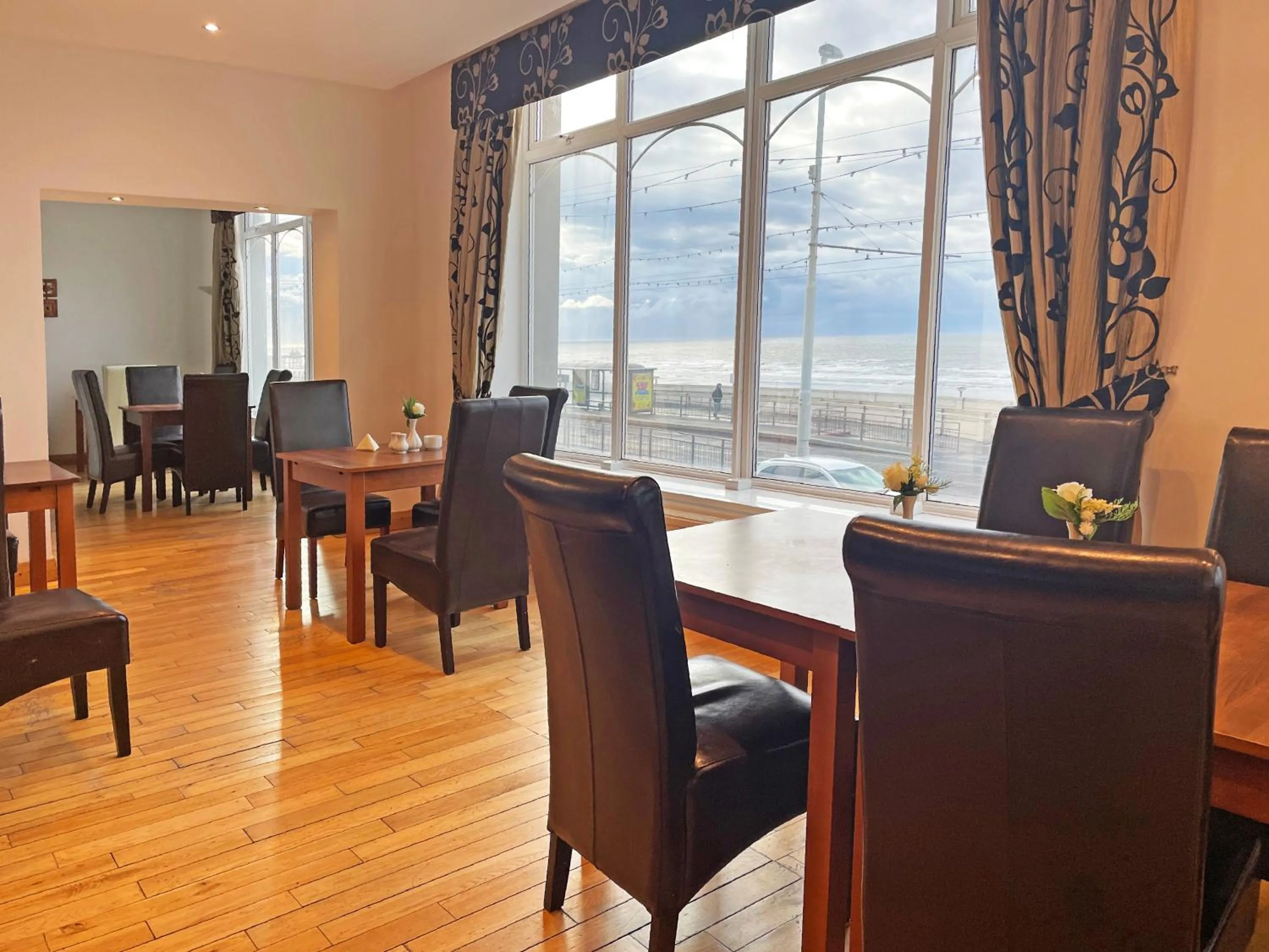 Restaurant/places to eat in The President Hotel