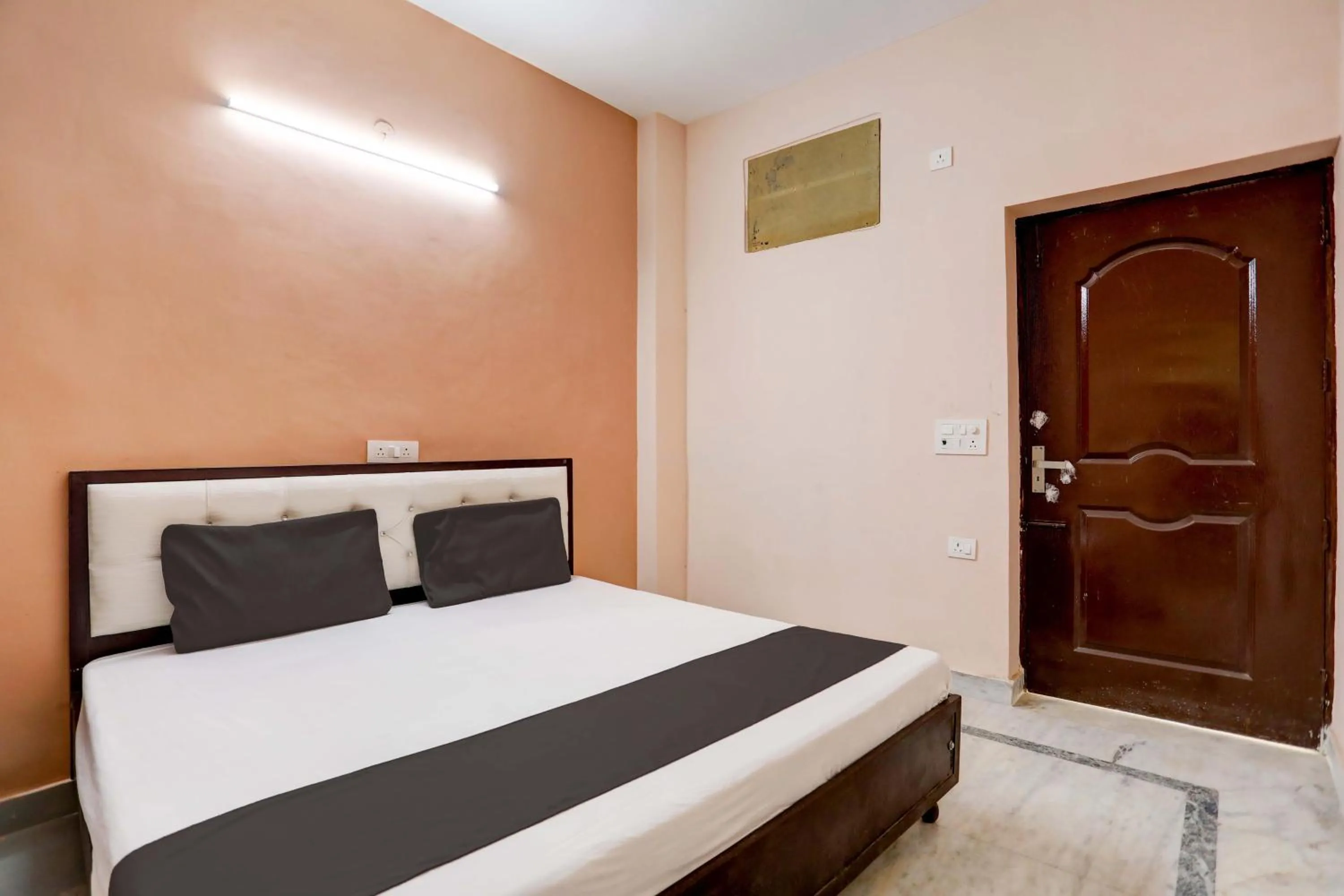 Bedroom, Bed in Hotel O Tilak hotel 24 Sector 27 Near by Vinayak Hospital Gali no-6