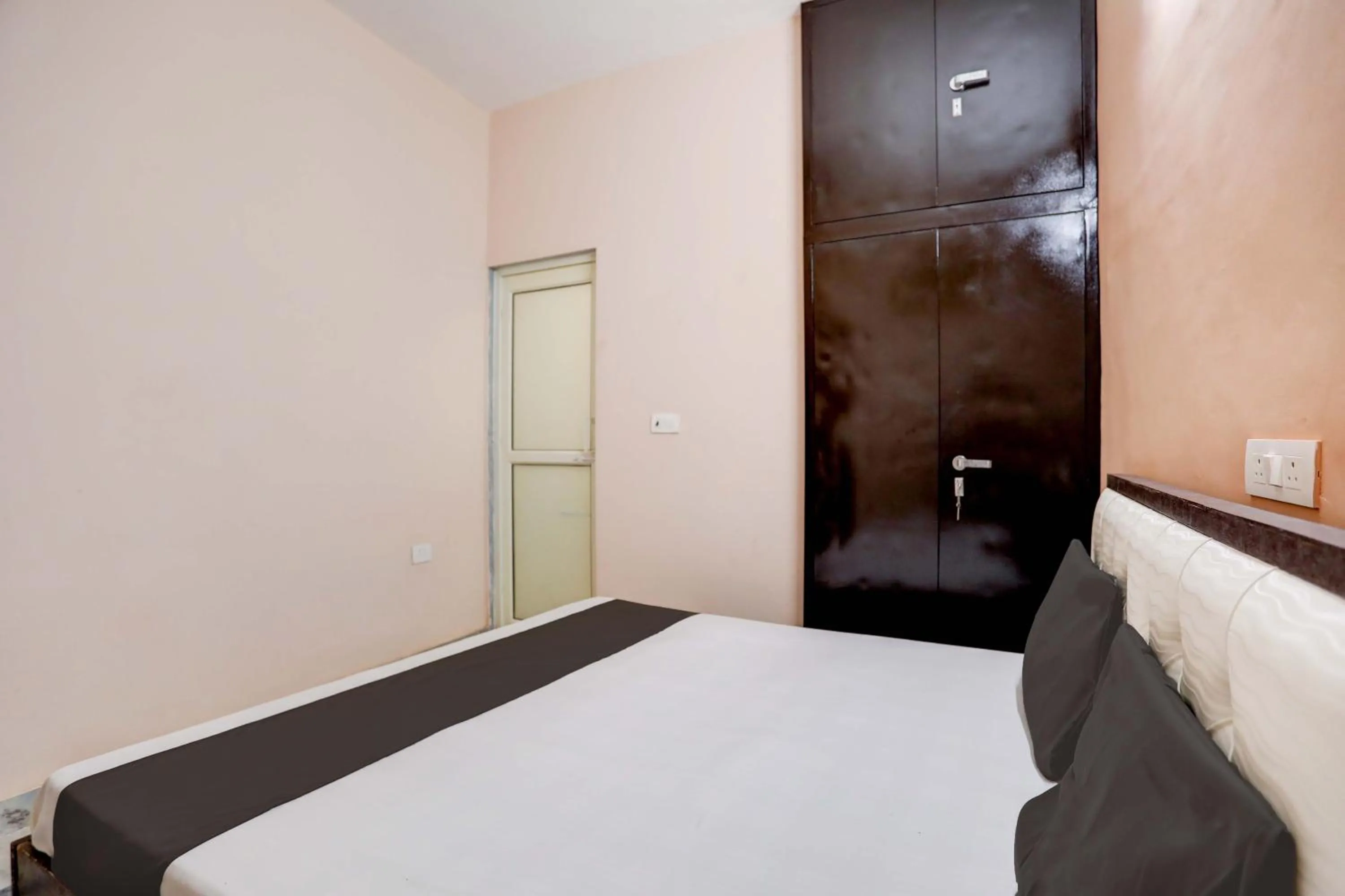 Facade/entrance, Bed in Hotel O Tilak hotel 24 Sector 27 Near by Vinayak Hospital Gali no-6