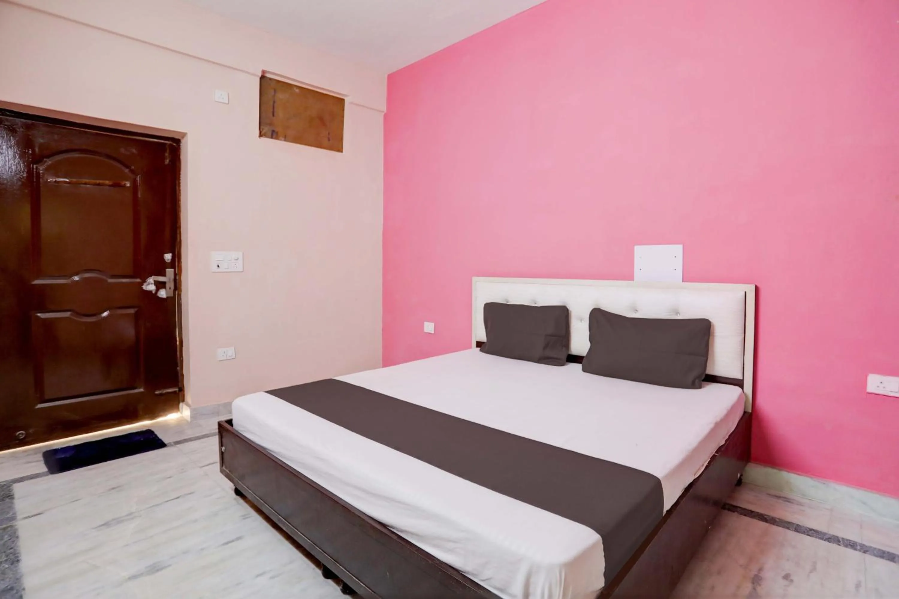 Bedroom, Bed in Hotel O Tilak hotel 24 Sector 27 Near by Vinayak Hospital Gali no-6