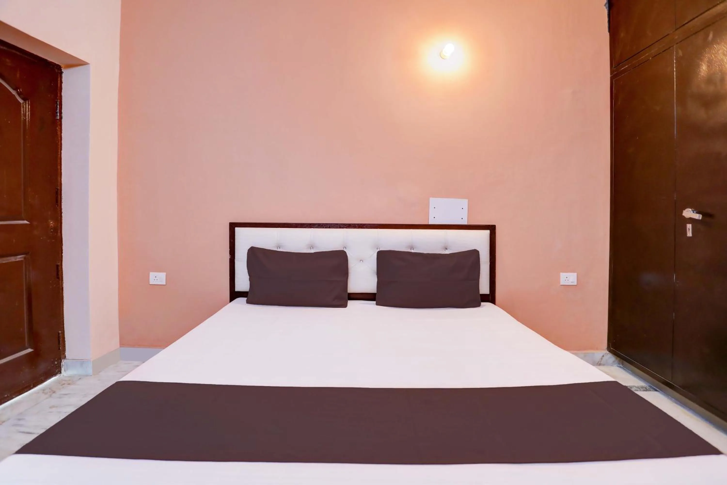 Bedroom, Bed in Hotel O Tilak hotel 24 Sector 27 Near by Vinayak Hospital Gali no-6