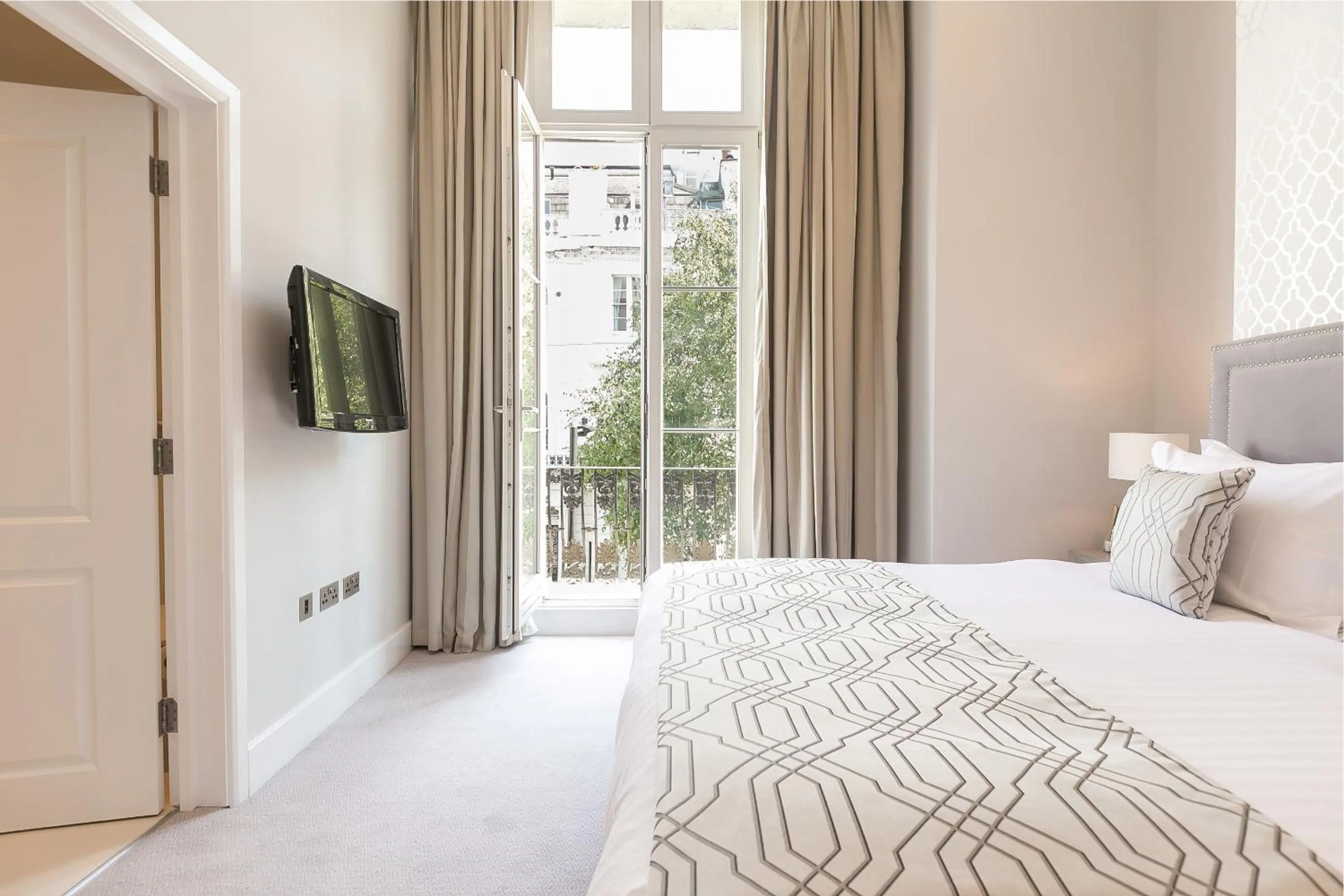 Bed in Chilworth Court